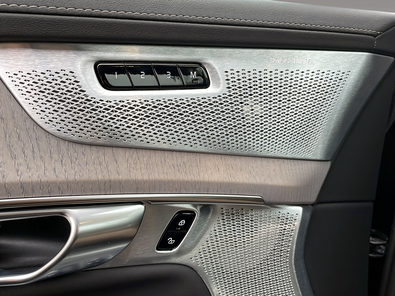 VOLVO XC90 T8 eAWD XCLUSIVE Ultra Bright-image-15