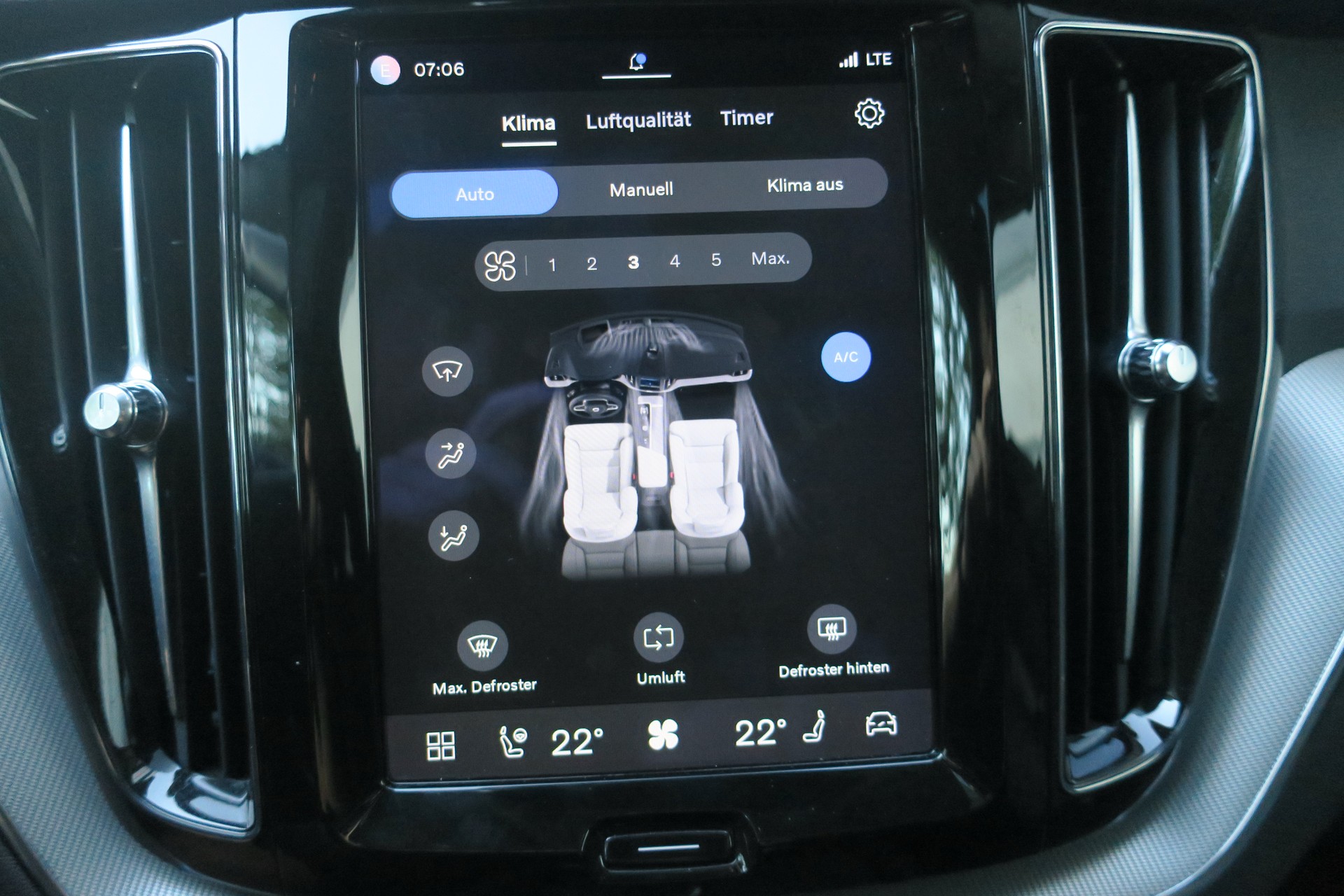 VOLVO XC60 T6 eAWD PluginHybrid Plus Dark Geartronic-image-12