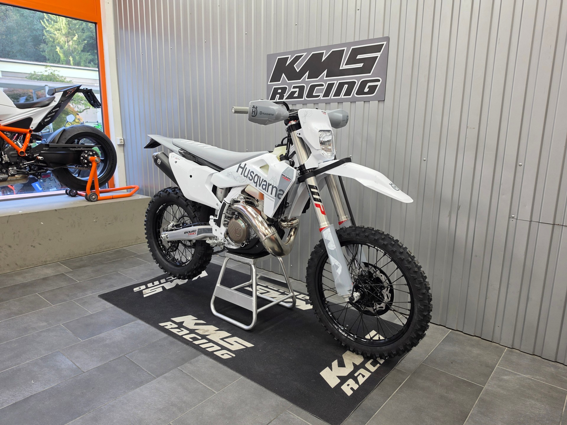 HUSQVARNA TE 300 PRO-image-1