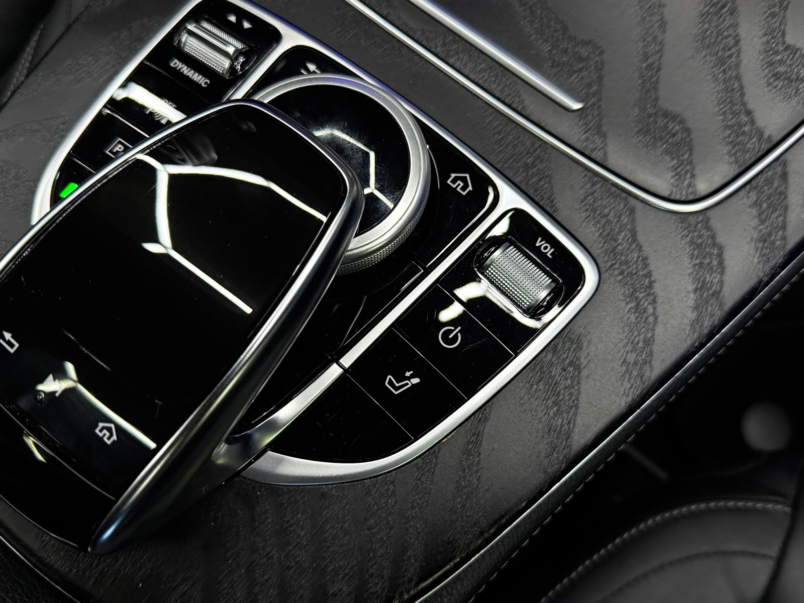 MERCEDES-BENZ E 220 d AMG Line *AHK* 4Matic 9G-Tronic-image-21