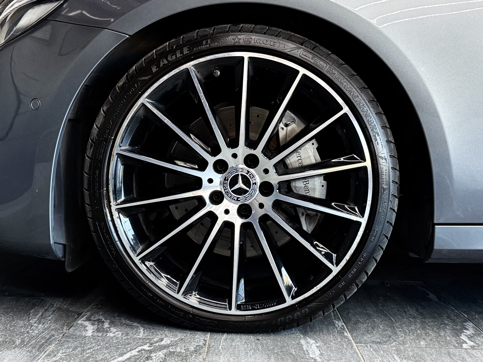 MERCEDES-BENZ E 220 d AMG Line *AHK* 4Matic 9G-Tronic-image-24
