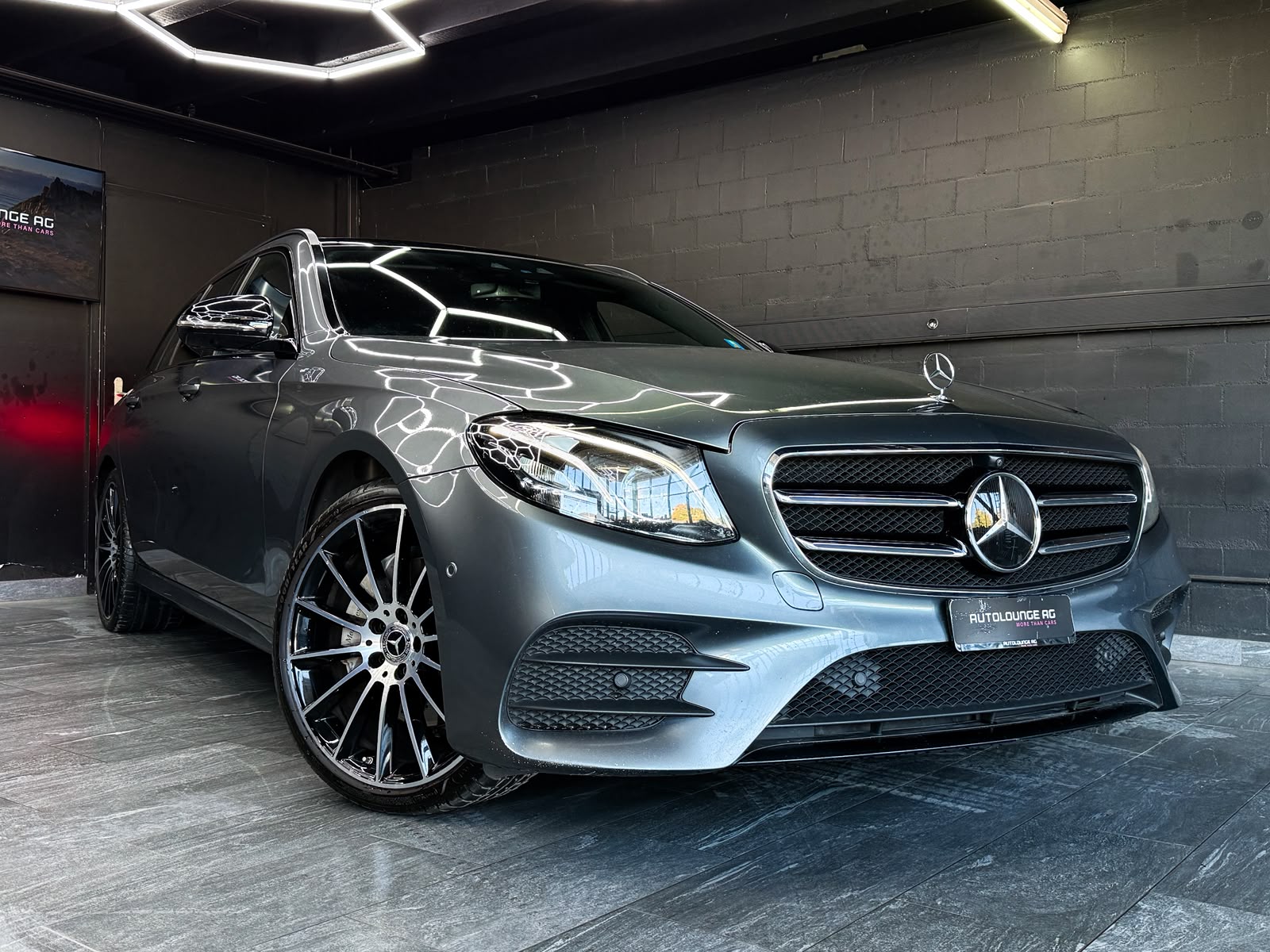 MERCEDES-BENZ E 220 d AMG Line *AHK* 4Matic 9G-Tronic
