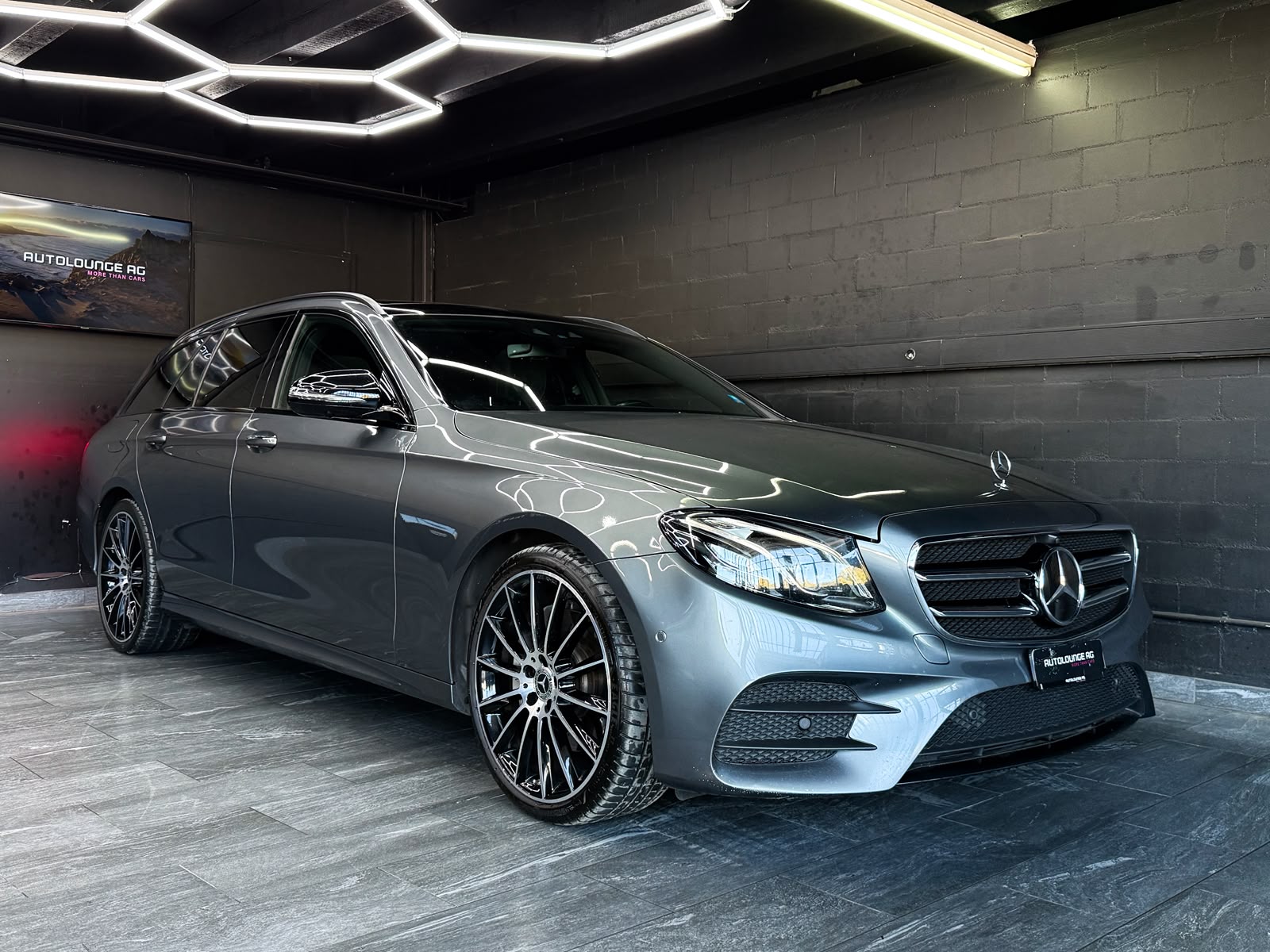 MERCEDES-BENZ E 220 d AMG Line *AHK* 4Matic 9G-Tronic-showroom-element-1