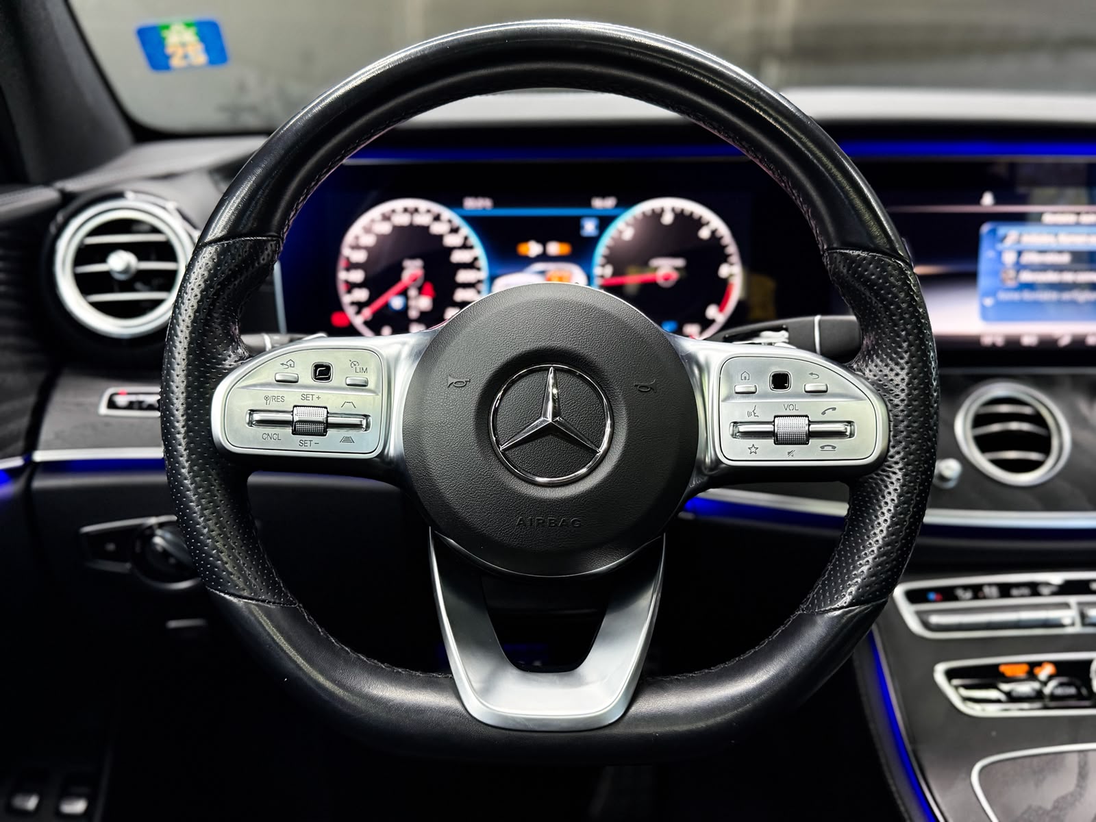 MERCEDES-BENZ E 220 d AMG Line *AHK* 4Matic 9G-Tronic-image-10