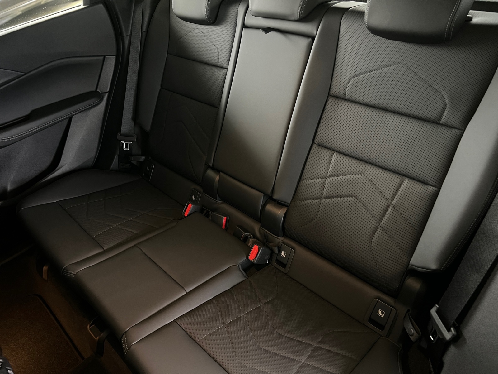 BMW 218i Active Tourer-image-12