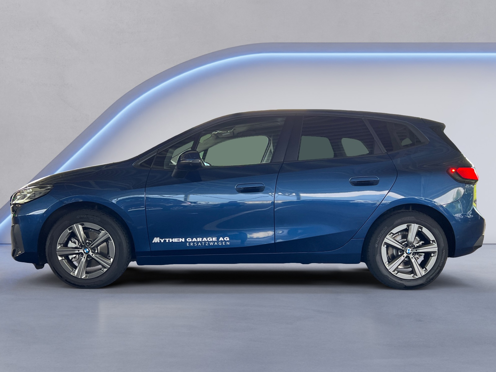 BMW 218i Active Tourer-showroom-element-1