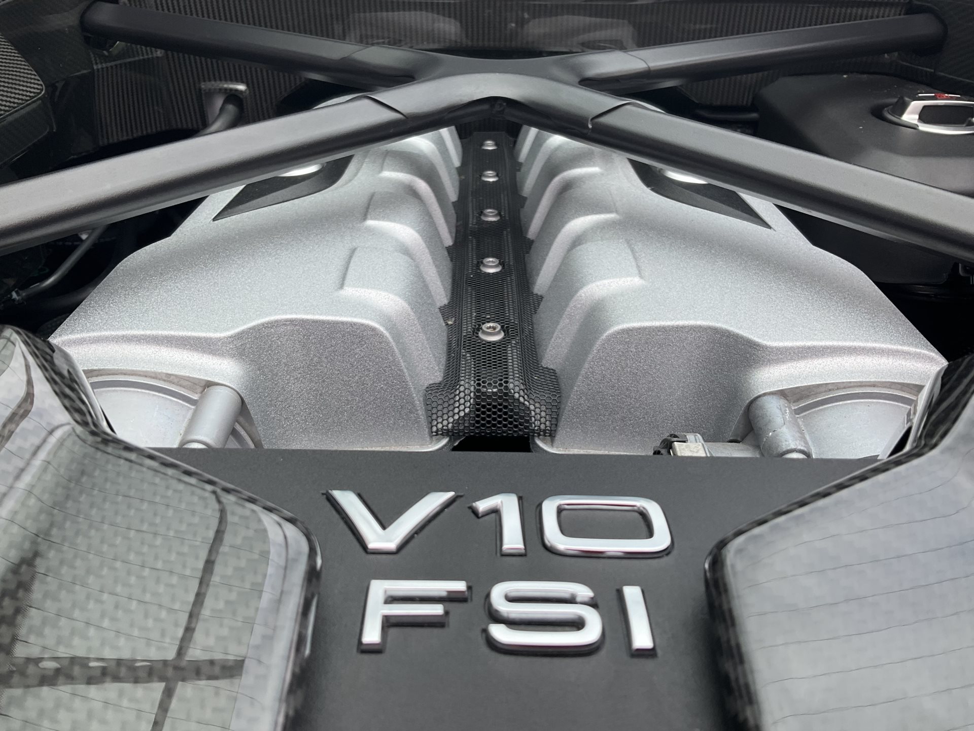 AUDI R8 COUPE 5.2 FSI QUATTRO PERFORMANCE *** OPTIK PAKET SCHWARZ & CARBON PAKET ***-image-24
