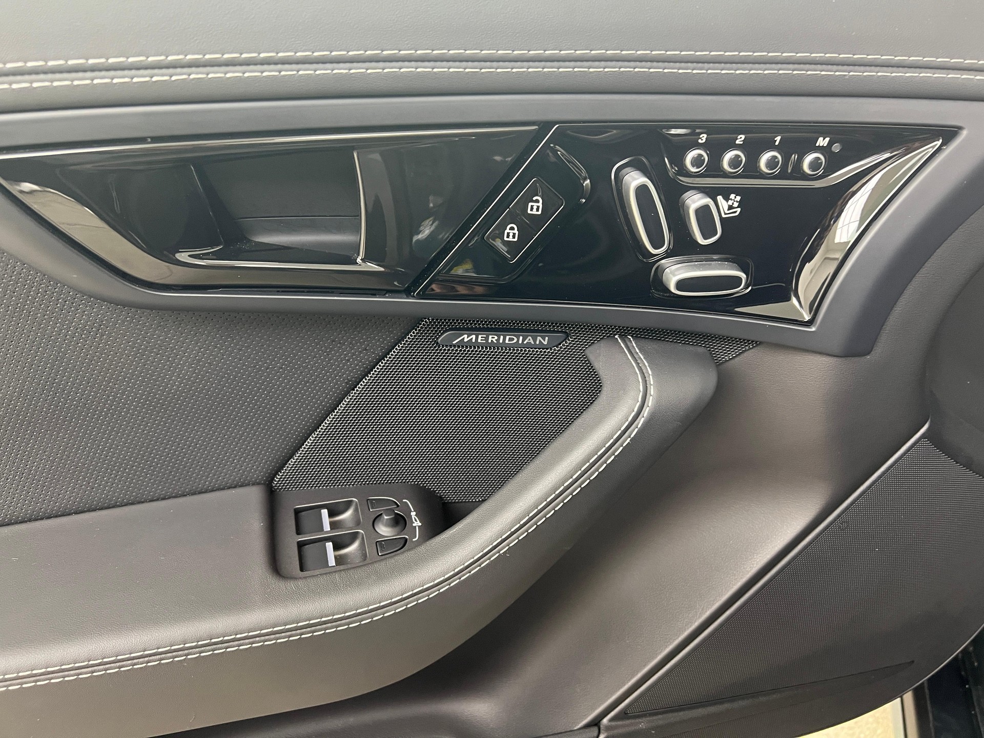 JAGUAR F-Type Convertible 5.0 V8 R AWD / Jetzt mit attraktivem 1.99% Leasing-image-9