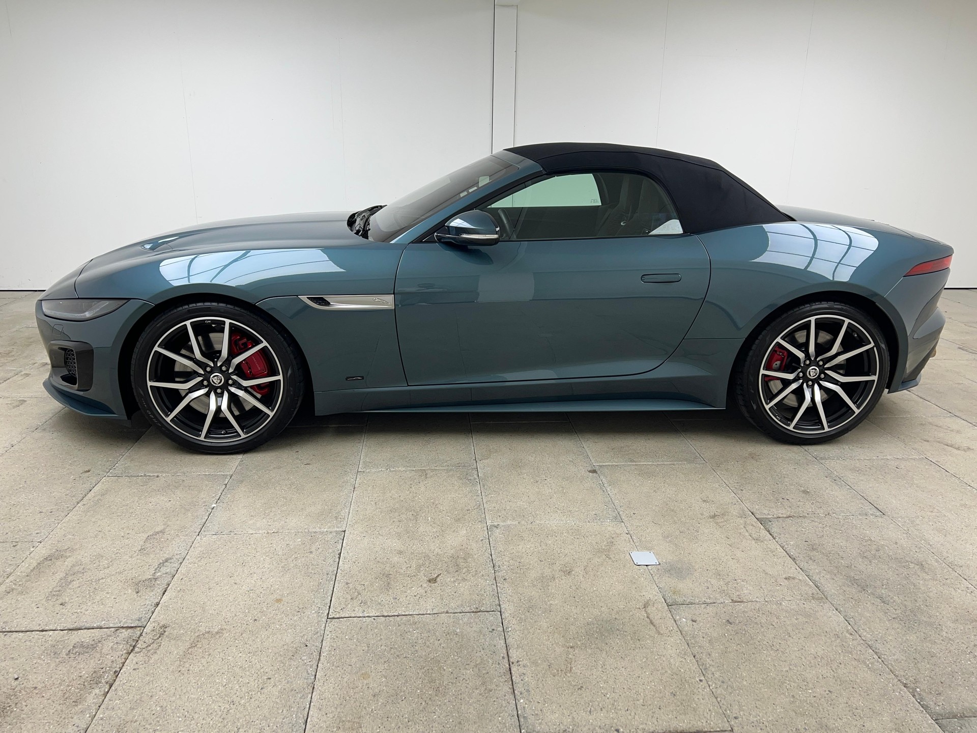 JAGUAR F-Type Convertible 5.0 V8 R AWD / Jetzt mit attraktivem 1.99% Leasing-showroom-element-2