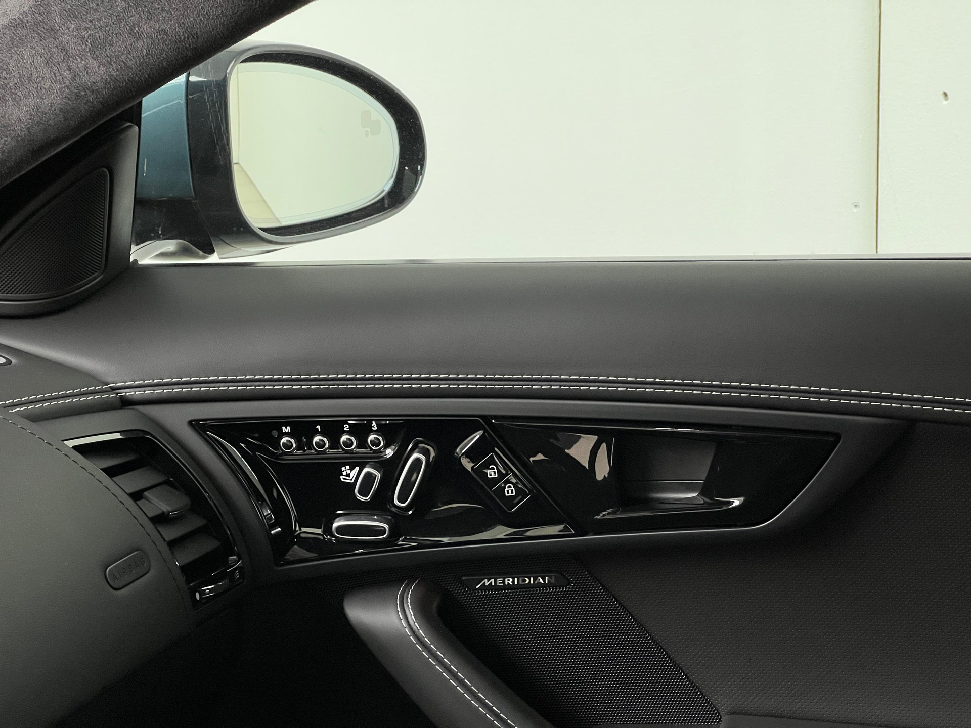 JAGUAR F-Type Convertible 5.0 V8 R AWD / Jetzt mit attraktivem 1.99% Leasing-image-10
