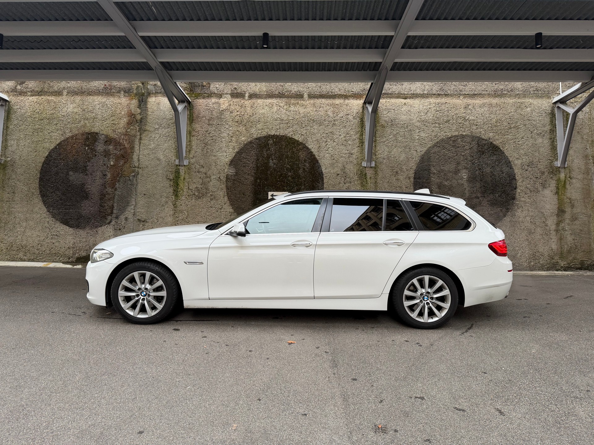 BMW 530d xDrive Steptronic-showroom-element-1