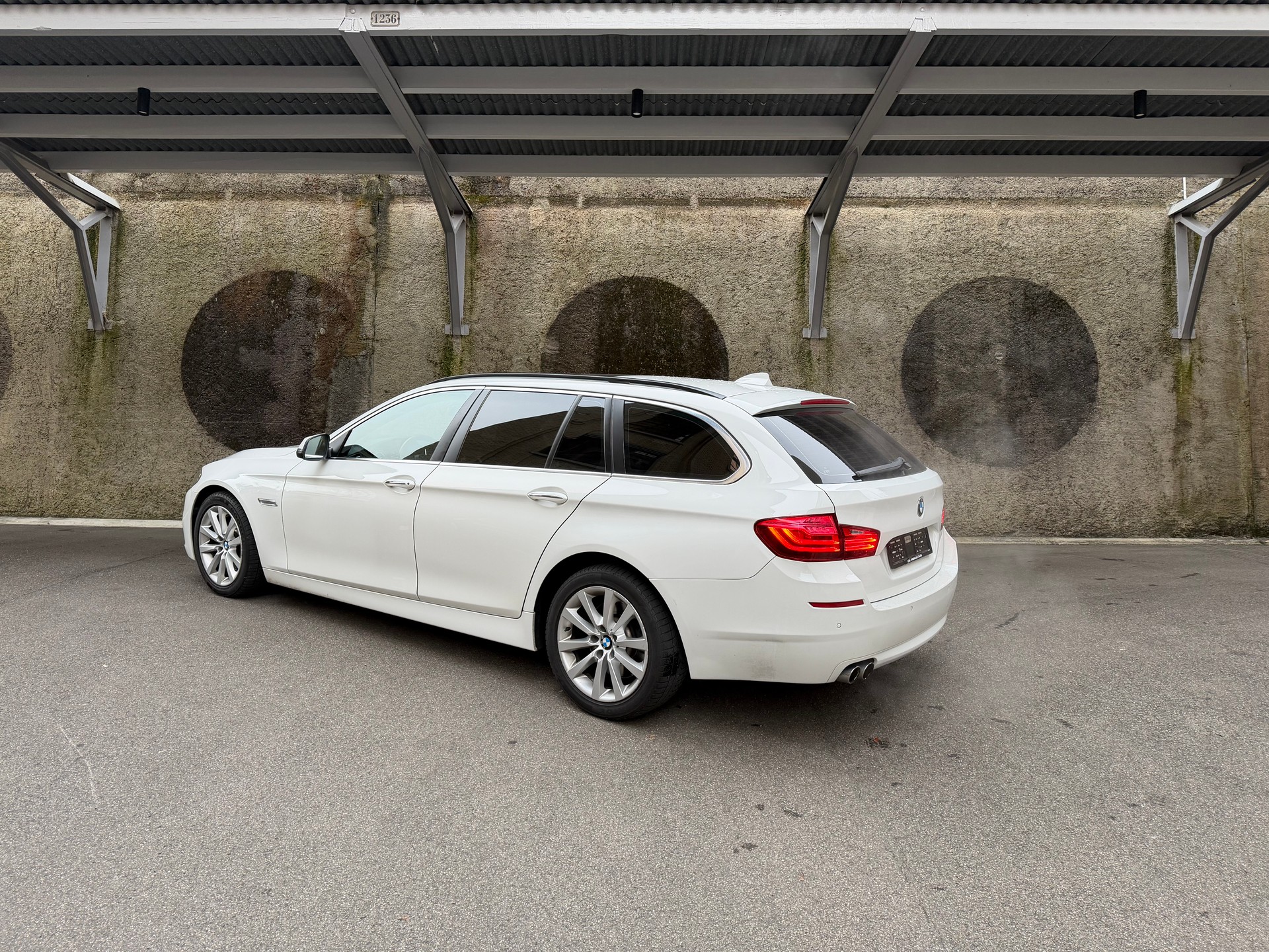 BMW 530d xDrive Steptronic-showroom-element-2