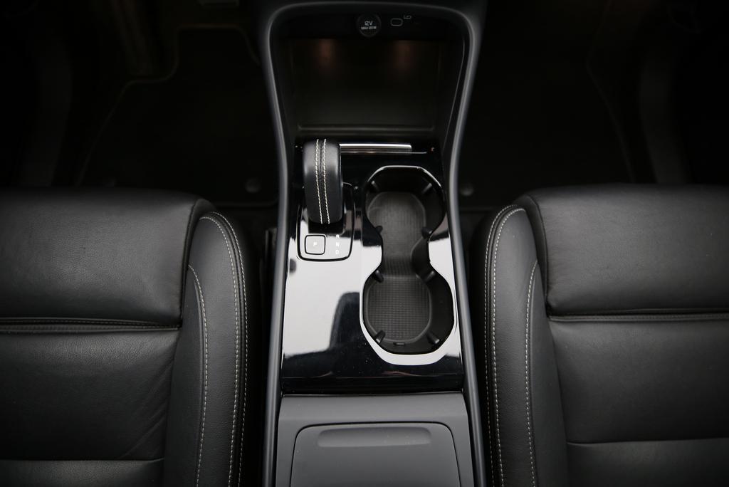VOLVO XC40 P8 Twin R-Design AWD-image-9