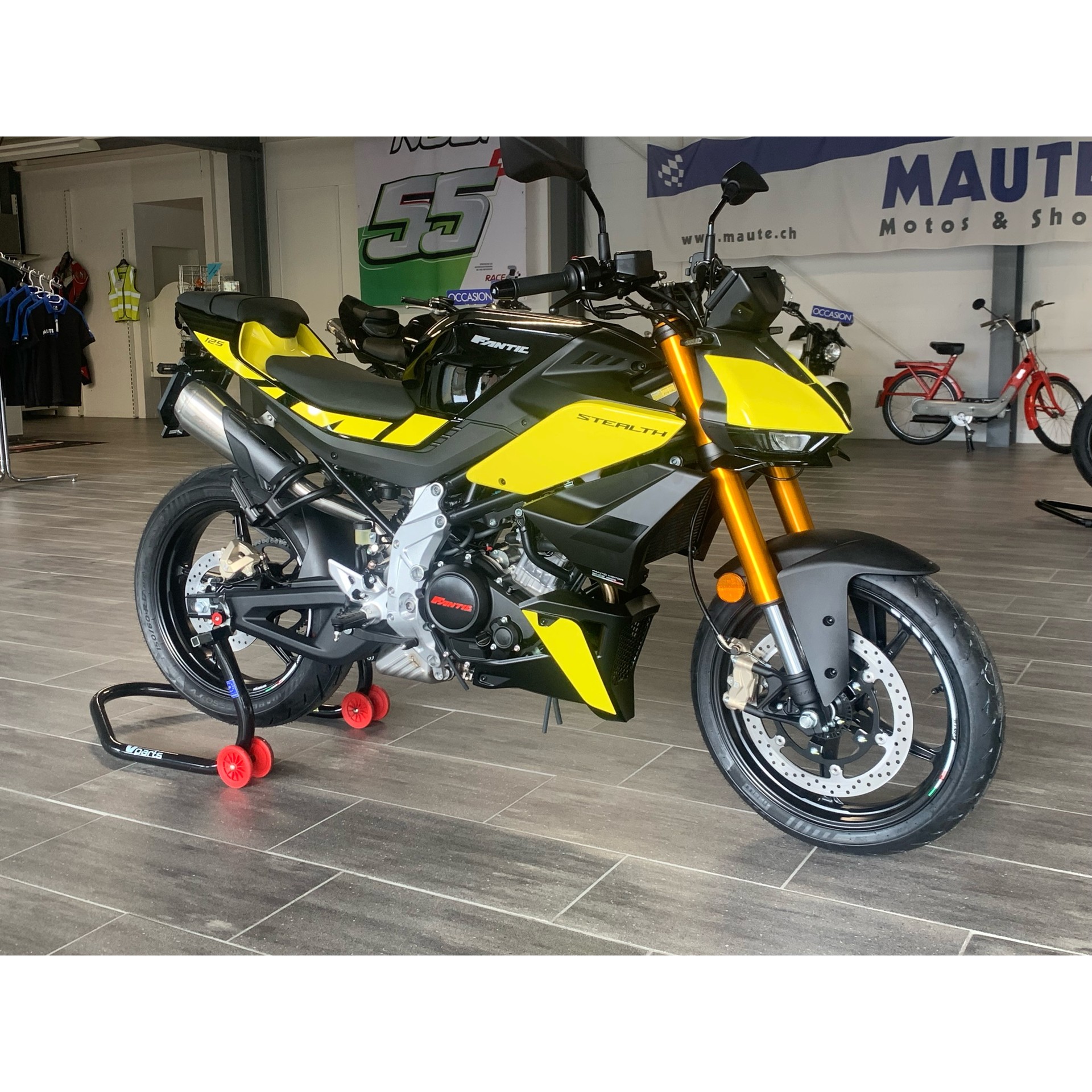 FANTIC Naked-showroom-element-2