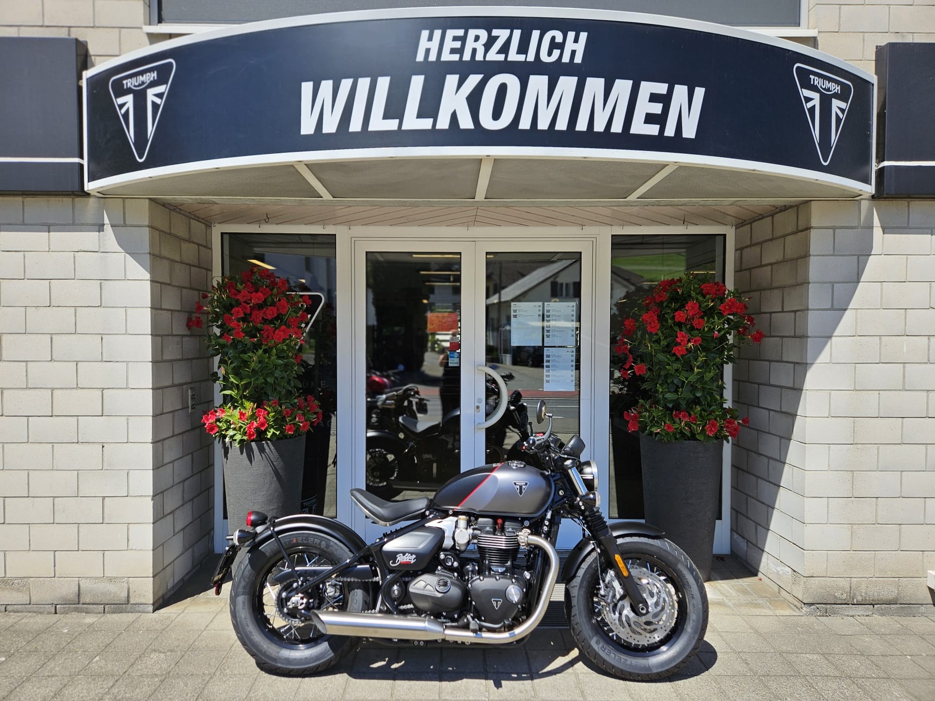 TRIUMPH Bonneville 1200 Bobber-image-1