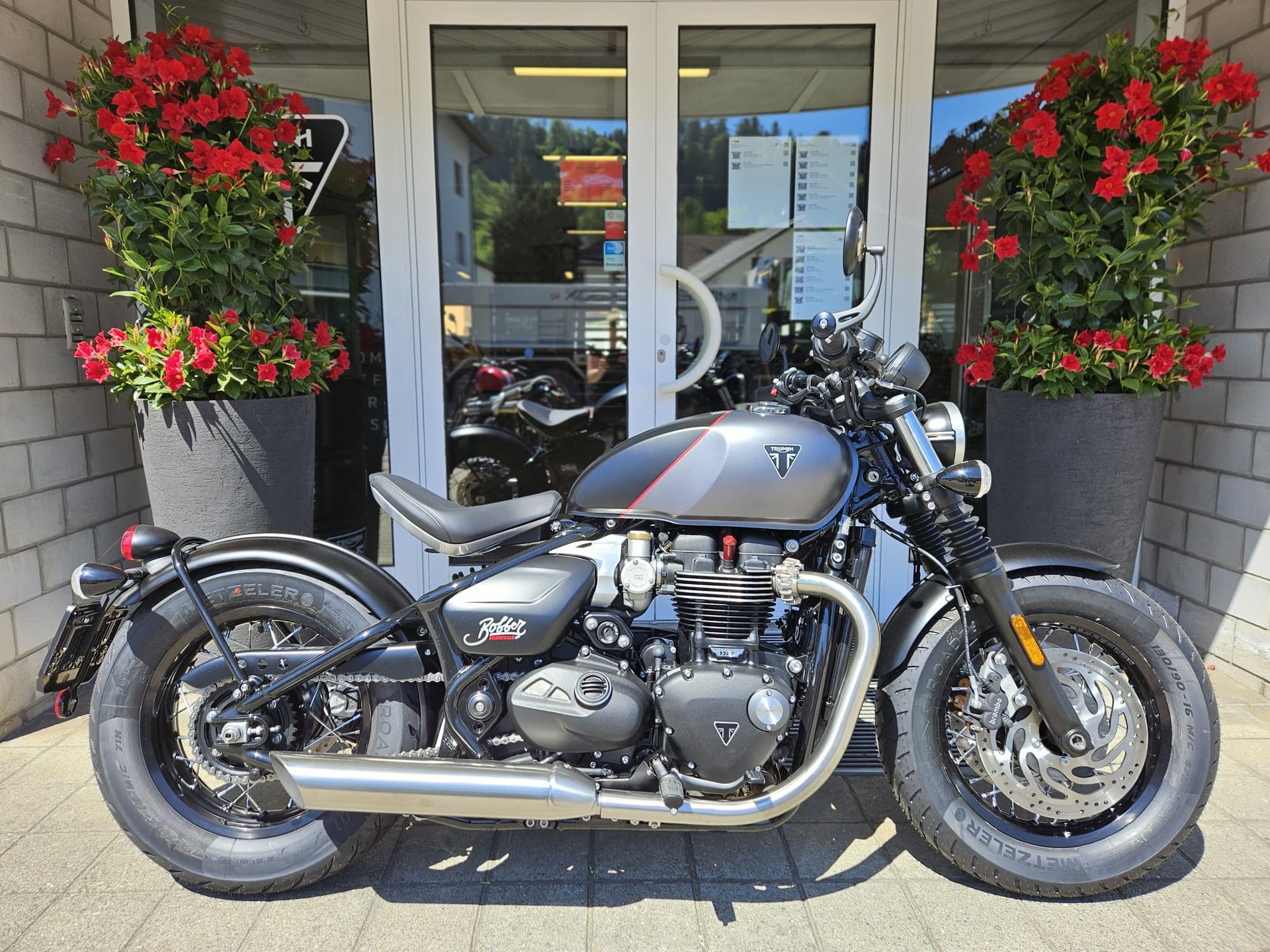 TRIUMPH Bonneville 1200 Bobber-image-2