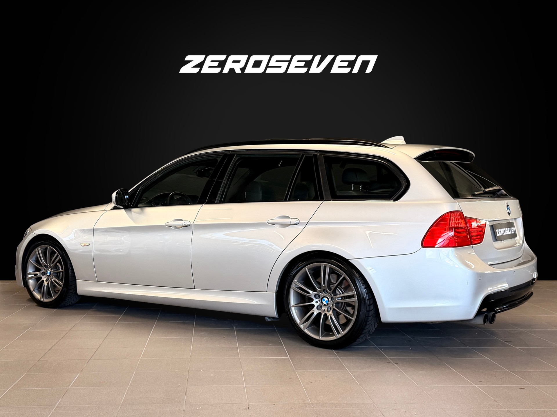 BMW 330d xDrive Touring Steptronic-showroom-element-3