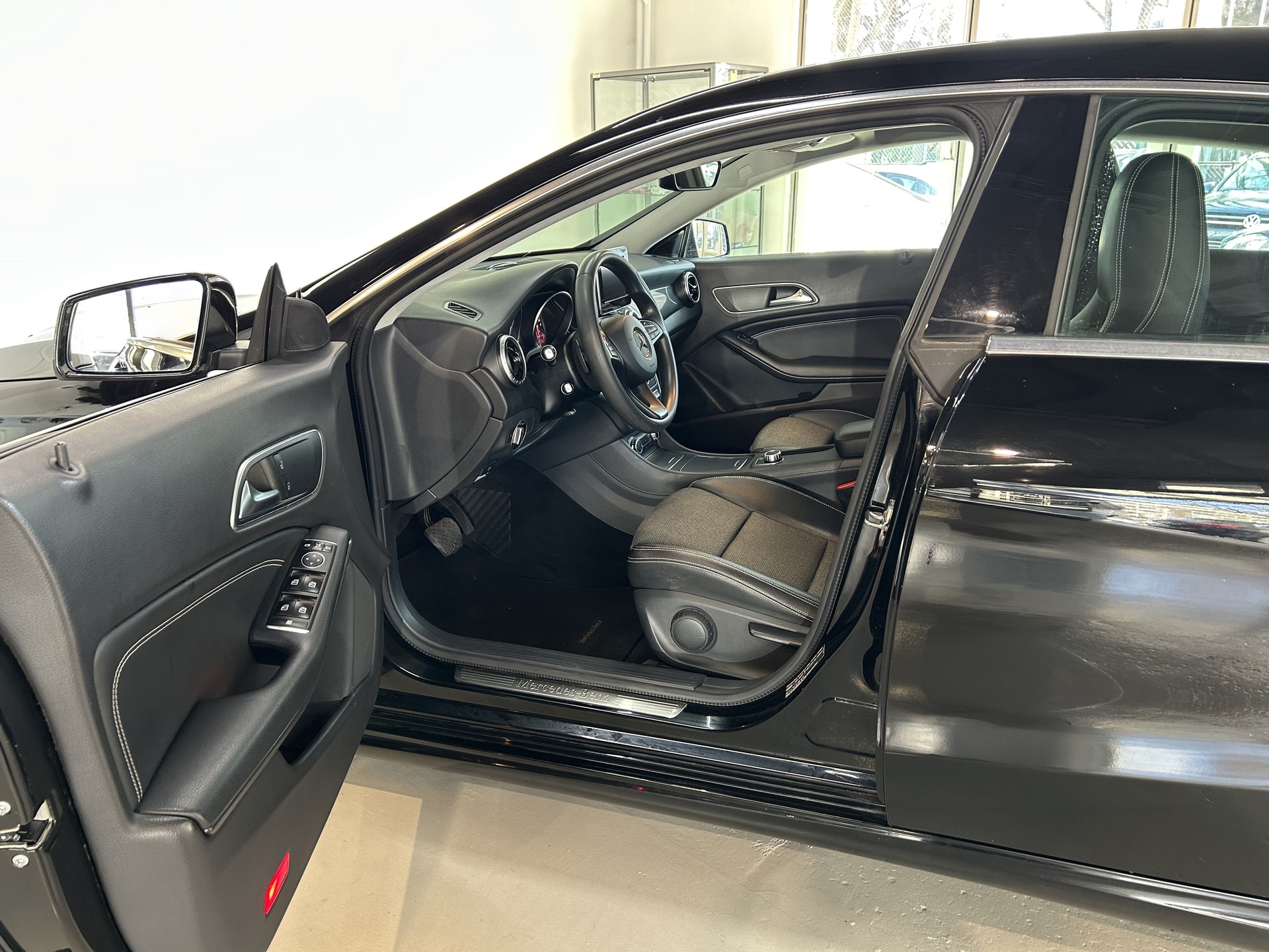 MERCEDES-BENZ CLA Shooting Brake 200 d Swiss Star Ed. 4M 7G-DCT-image-13