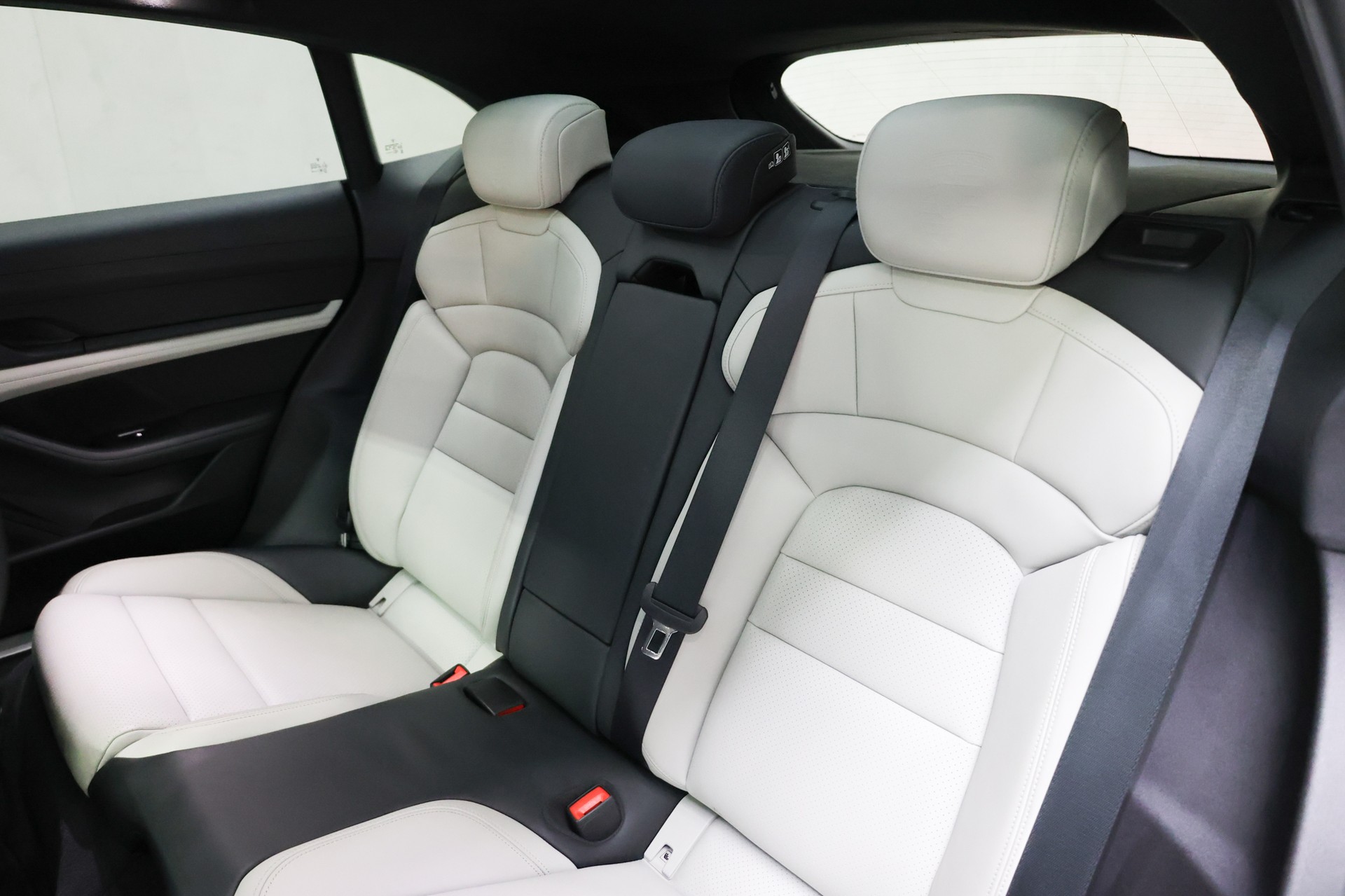 PORSCHE Taycan Turbo Cross Turismo-image-18
