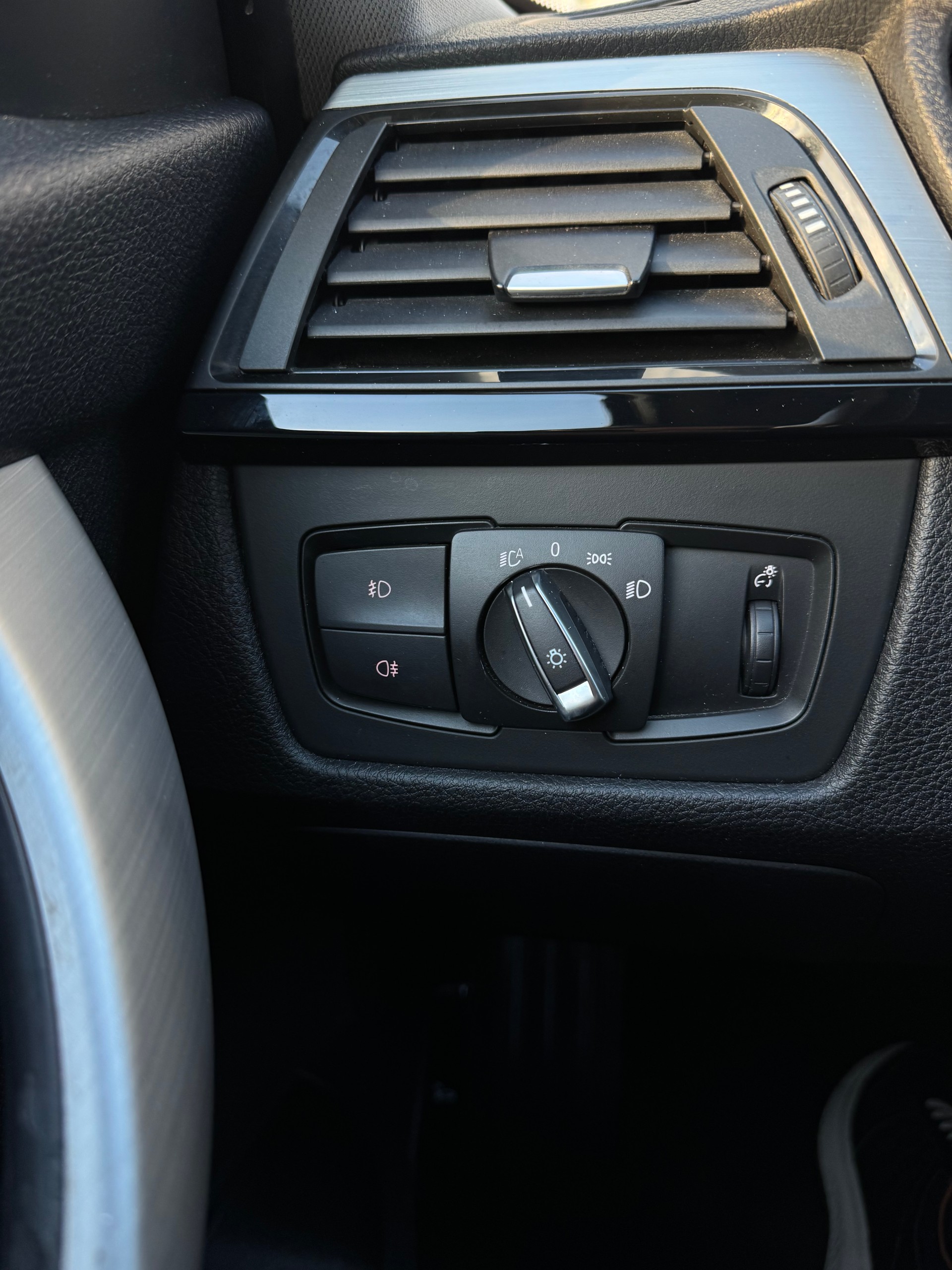 BMW 328i xDrive Sport Line-image-18