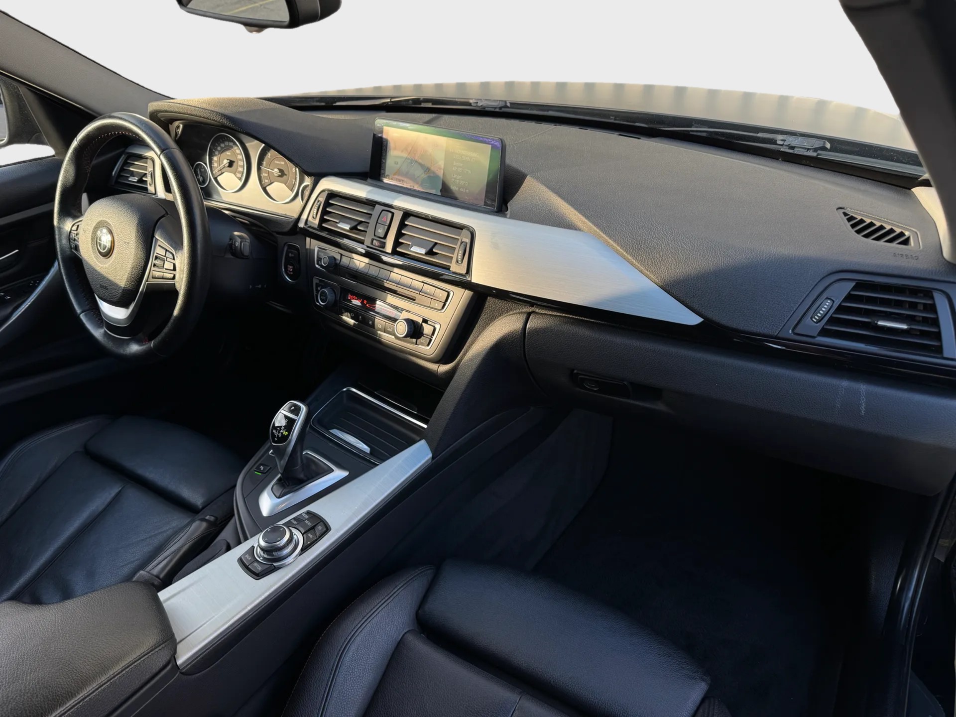 BMW 328i xDrive Sport Line-image-11