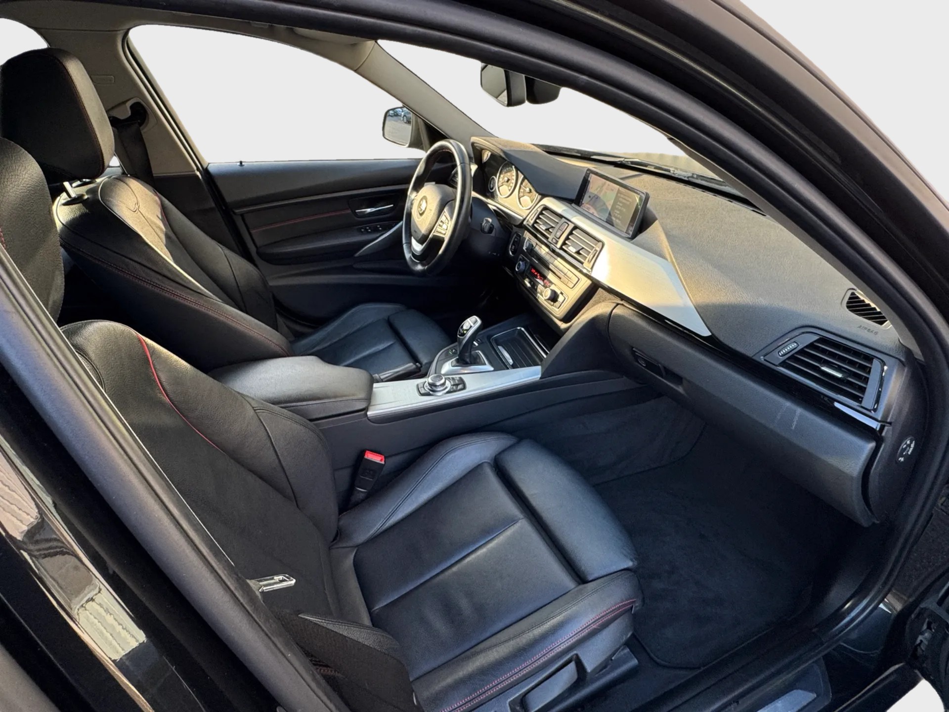 BMW 328i xDrive Sport Line-image-12
