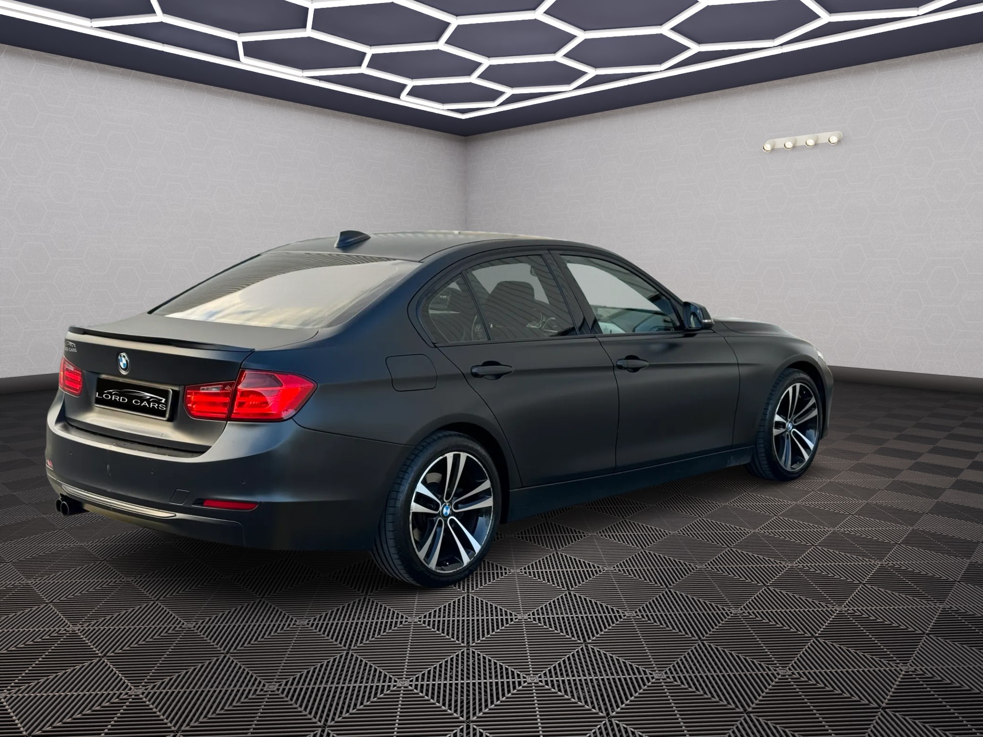 BMW 328i xDrive Sport Line-showroom-element-3