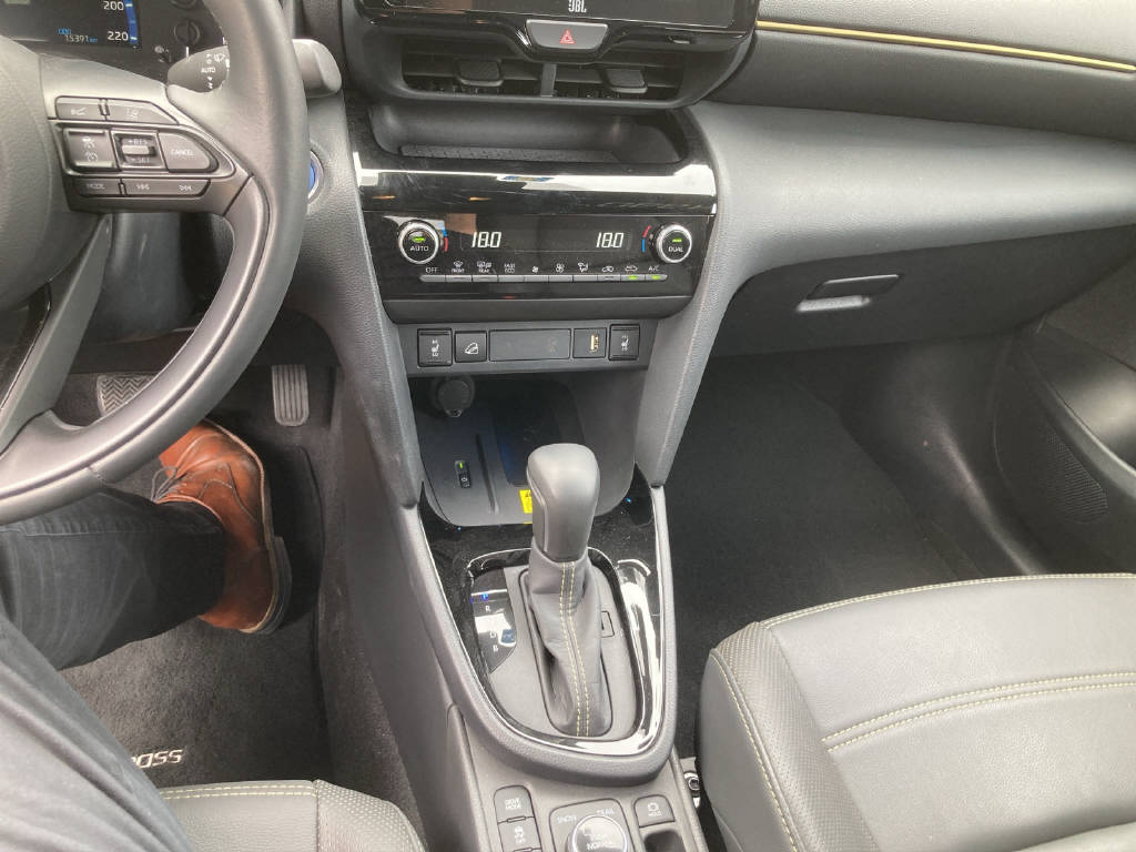 TOYOTA Yaris Cross 1.5 VVT-i HSD Premiere Edition AWD-i-image-9