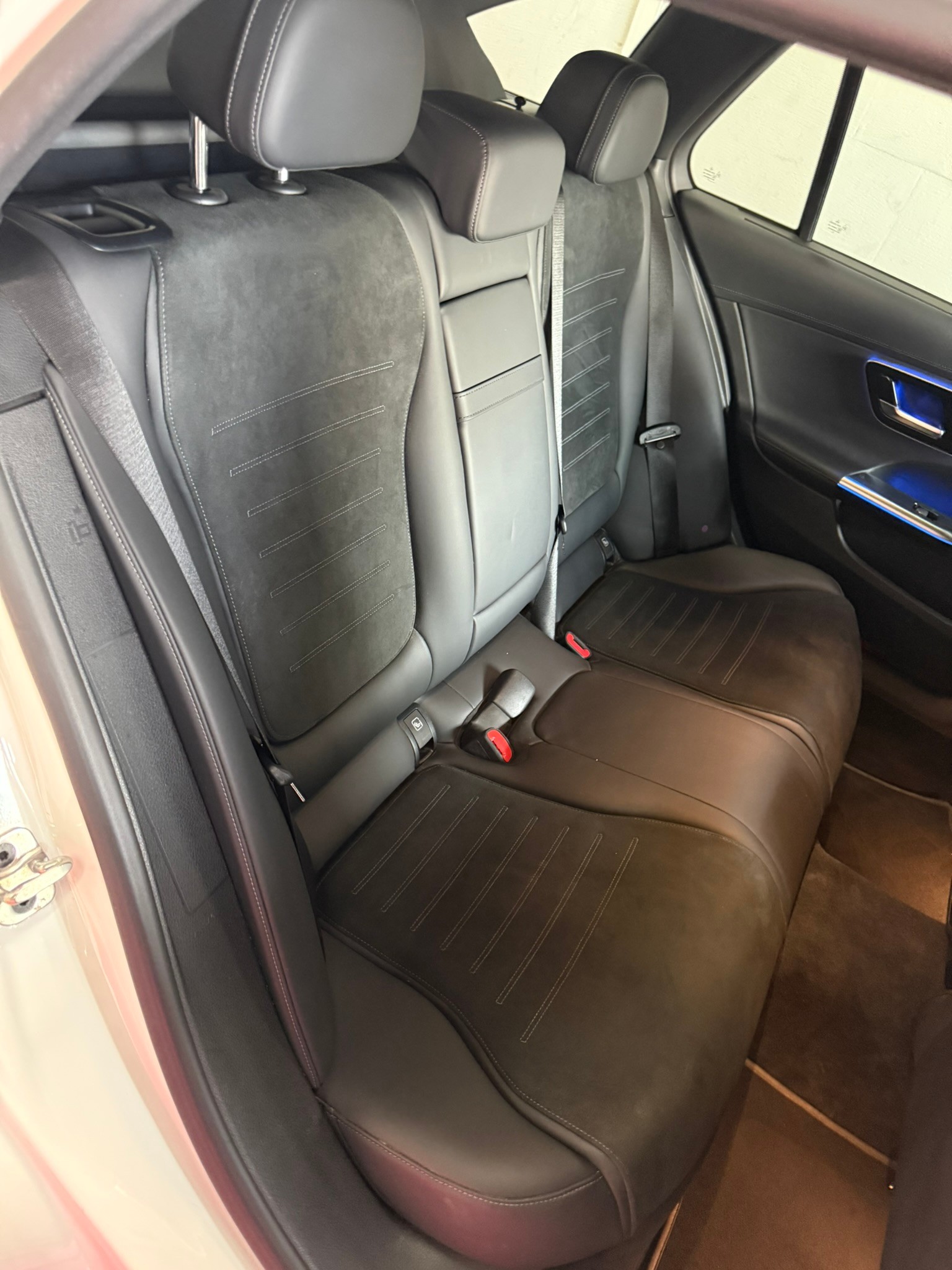 MERCEDES-BENZ C 200 d T AMG Line-image-14