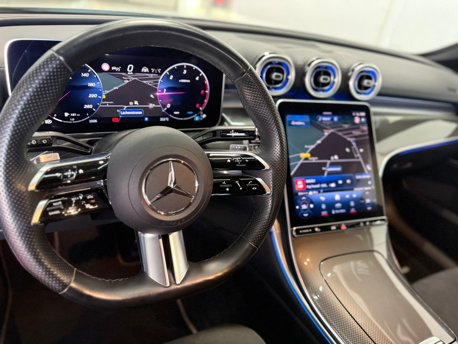 MERCEDES-BENZ C 200 d T AMG Line-image-8