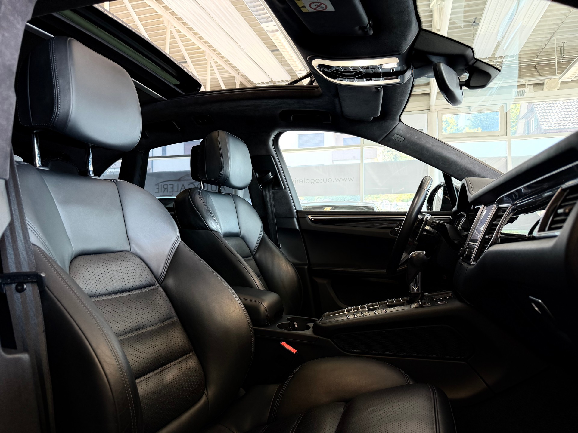 PORSCHE Macan Turbo PDK | CH Fahrzeug | Swiss Package | 21" | PANORAMA | AHK elektr. | Luftfederung | DAB | -image-34