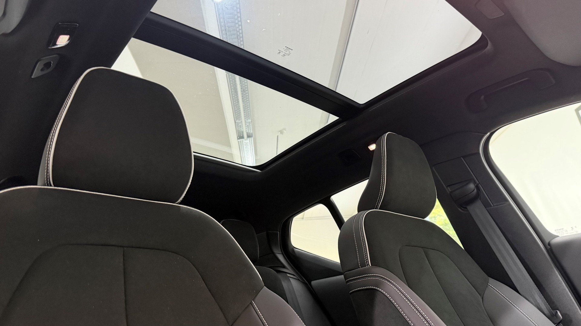 VOLVO XC40 2.0 B3 MH Plus Dark-image-12