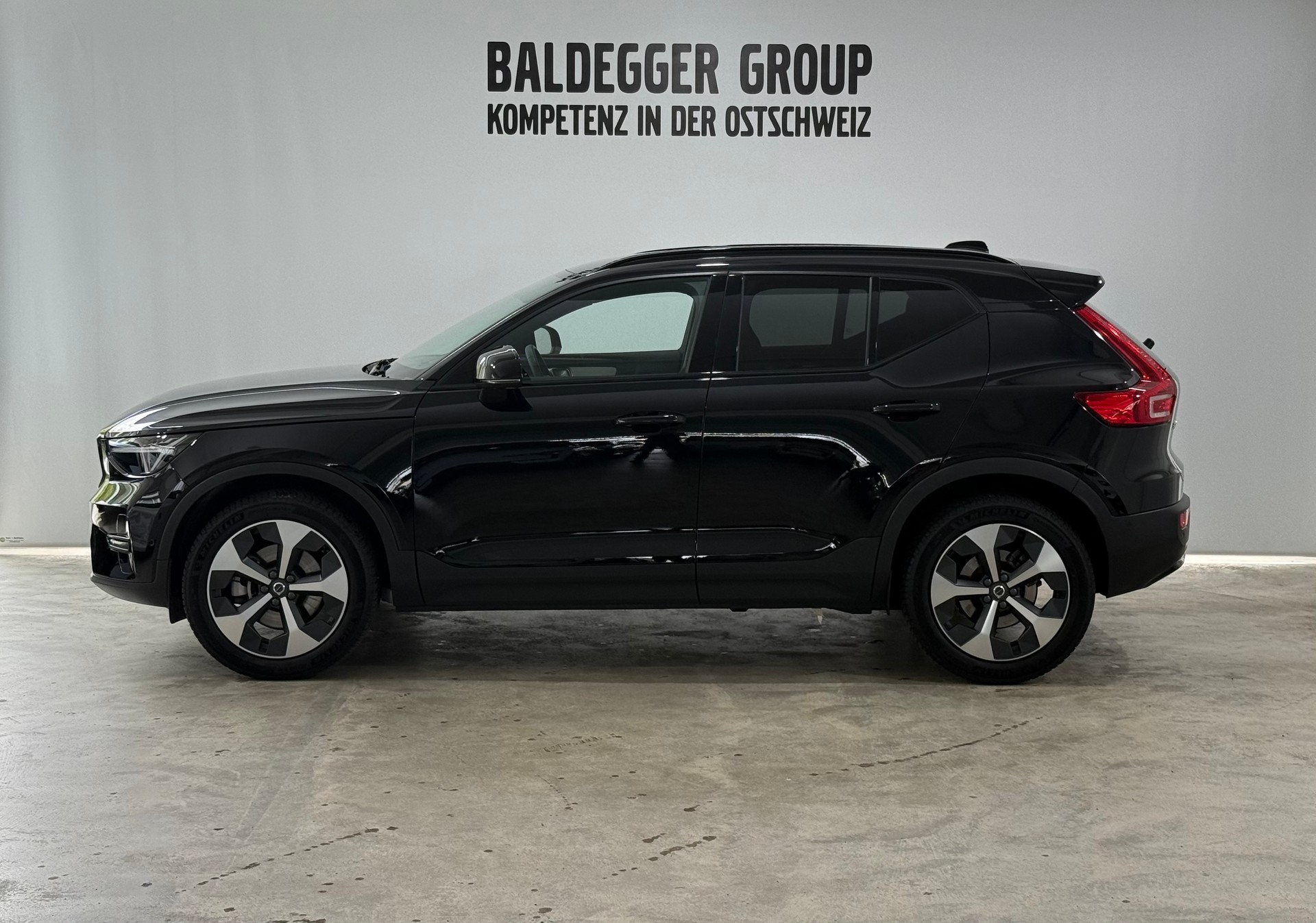 VOLVO XC40 2.0 B3 MH Plus Dark-showroom-element-1