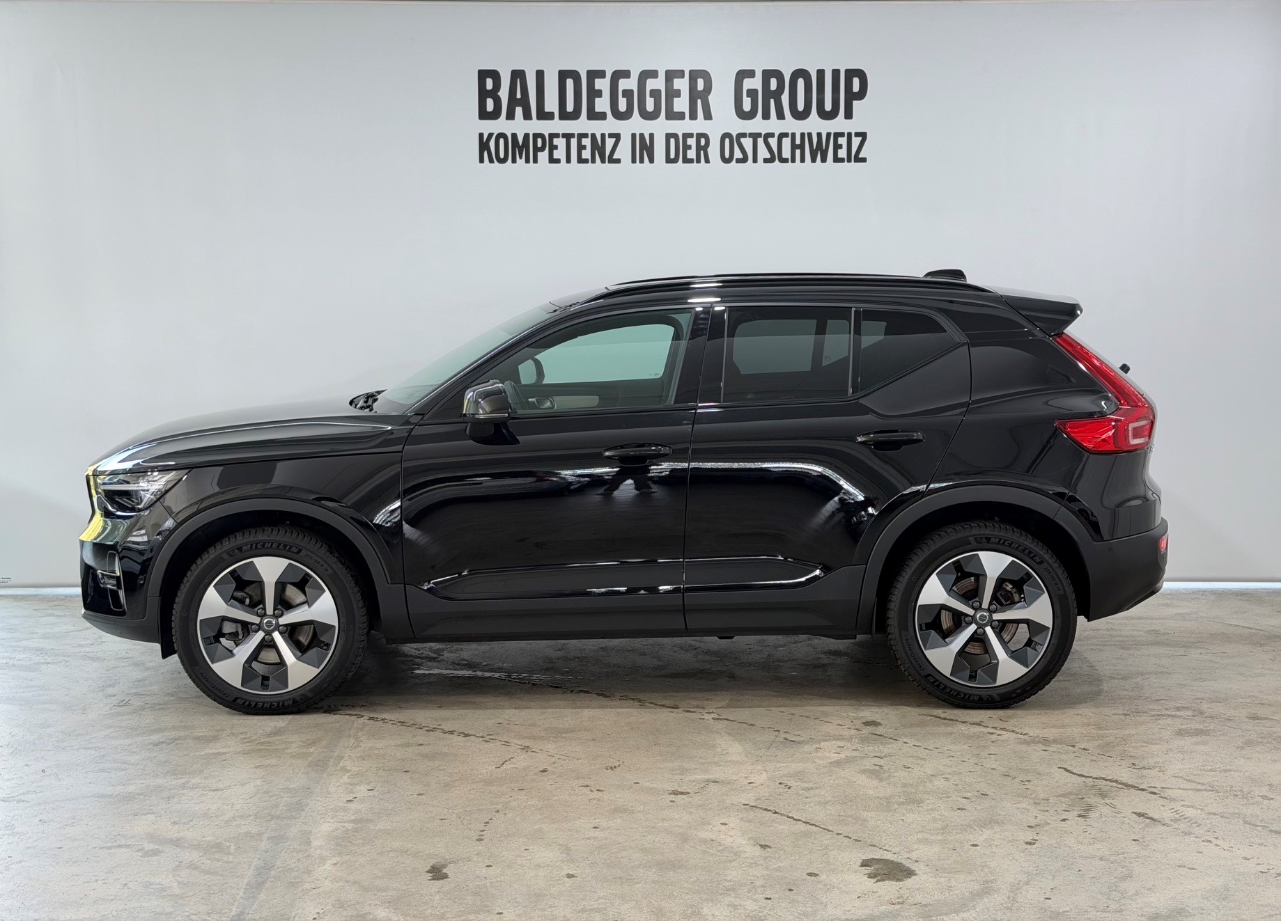 VOLVO XC40 2.0 B3 MH Plus Dark-showroom-element-2