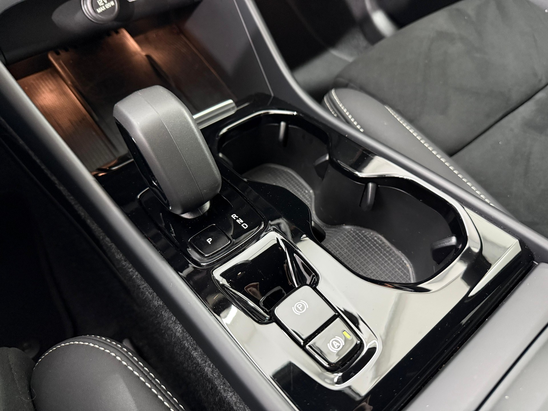 VOLVO XC40 2.0 B3 MH Plus Dark-image-10