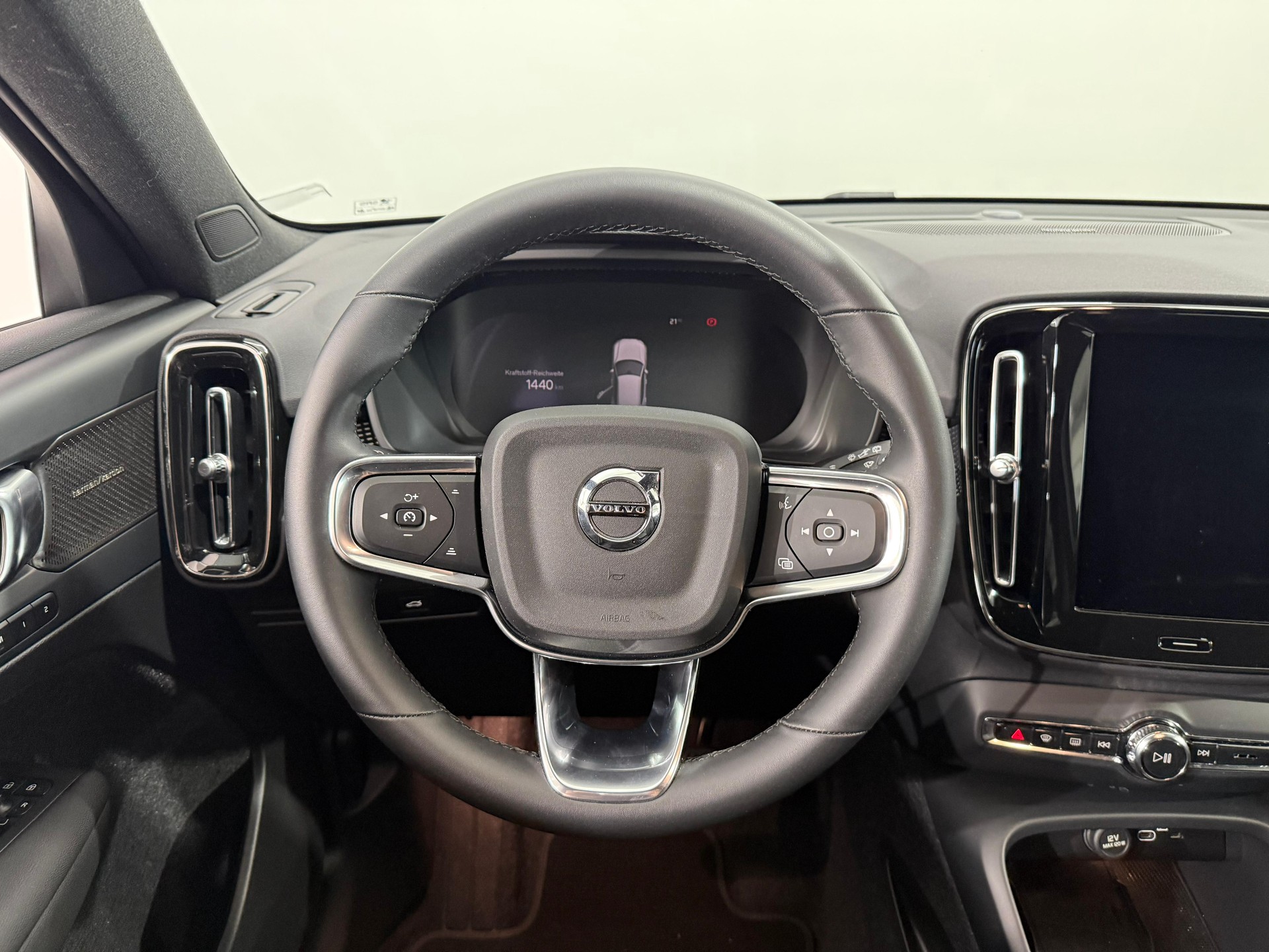 VOLVO XC40 2.0 B3 MH Plus Dark-image-12