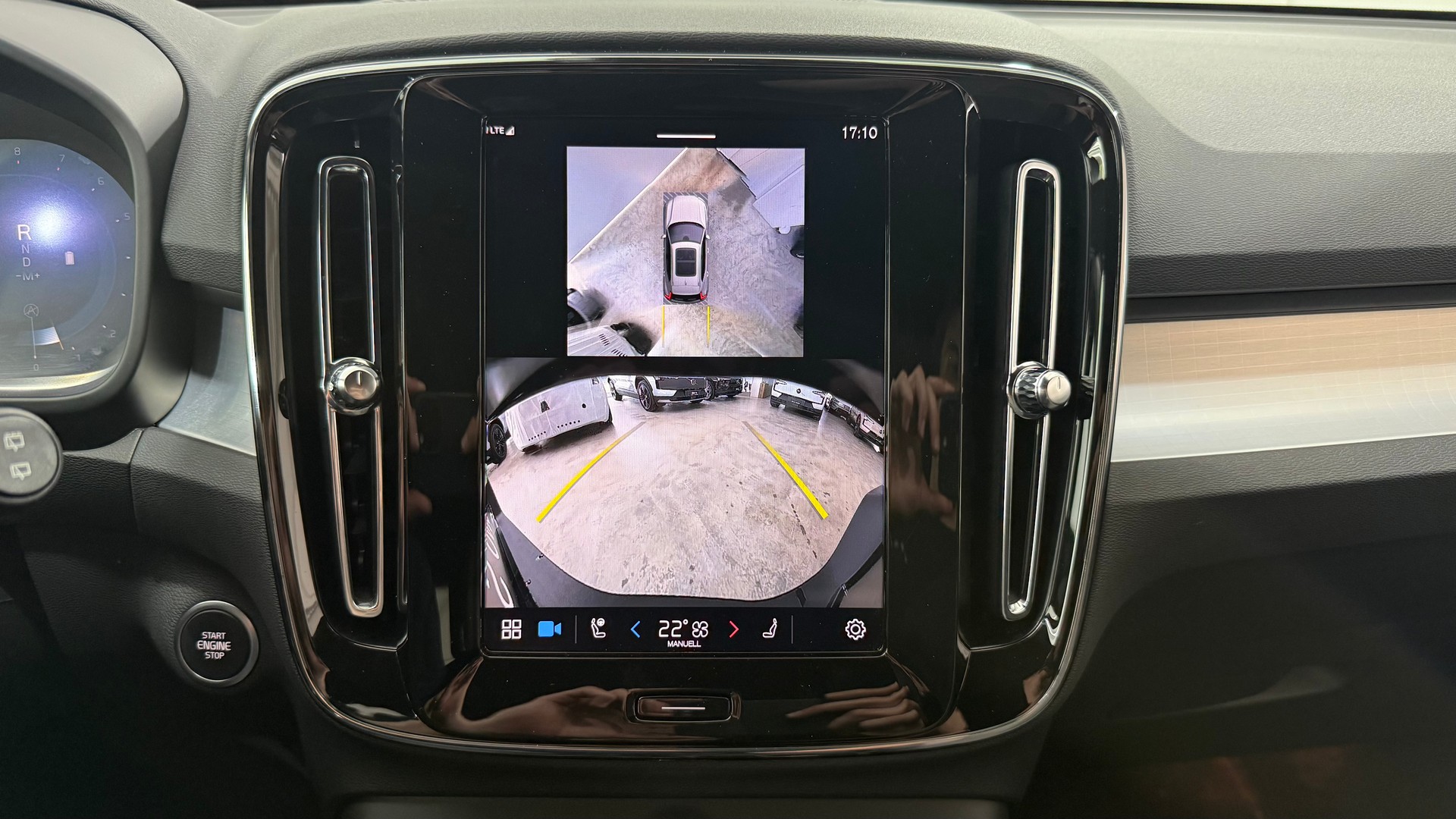 VOLVO XC40 2.0 B3 MH Plus Dark-showroom-element-3