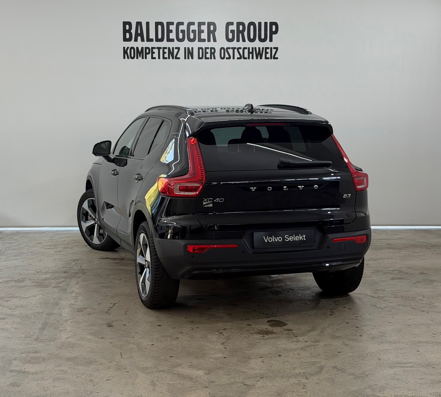 VOLVO XC40 2.0 B3 MH Plus Dark-showroom-element-1