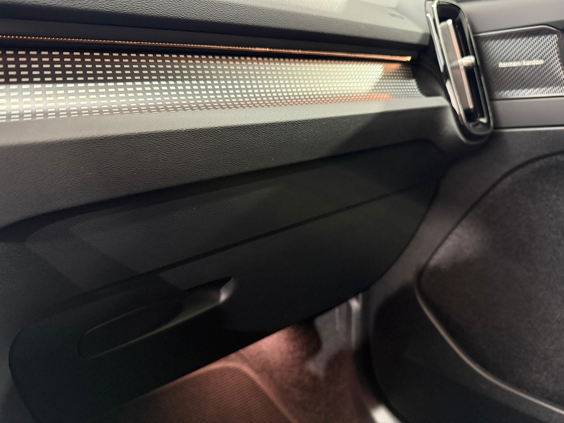VOLVO XC40 2.0 B3 MH Plus Dark-image-11