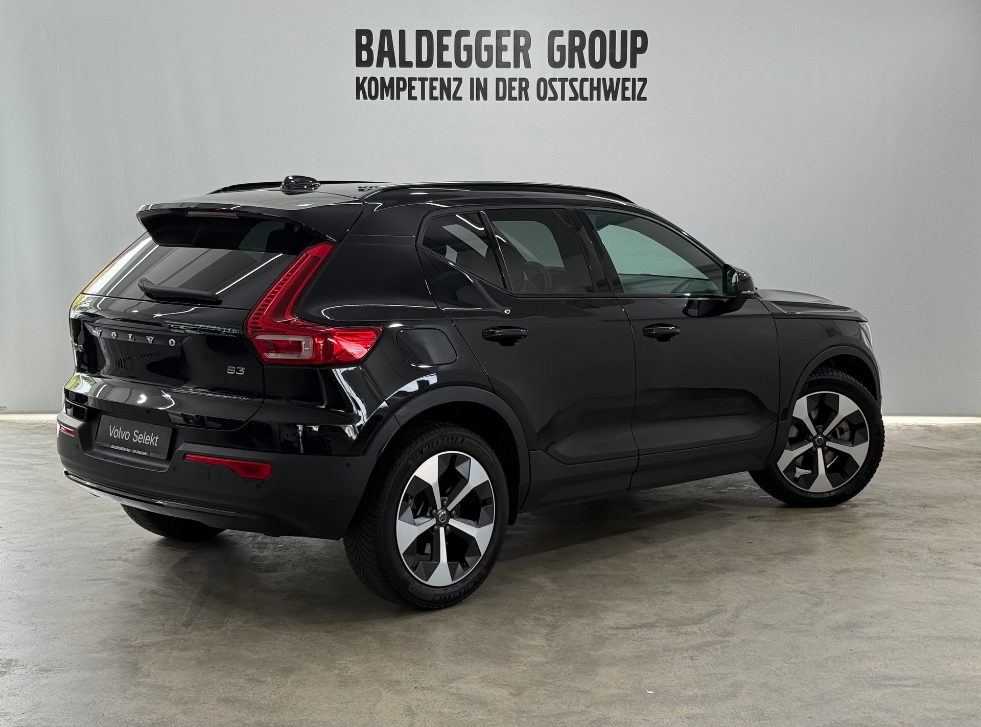 VOLVO XC40 2.0 B3 MH Plus Dark-showroom-element-2