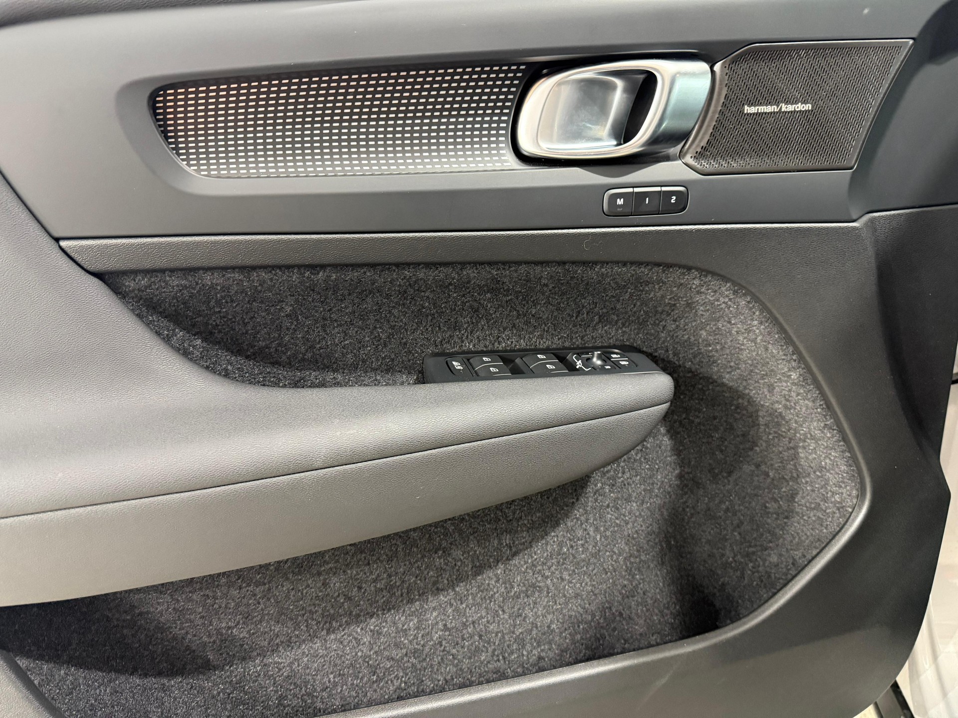 VOLVO XC40 2.0 B3 MH Plus Dark-image-9
