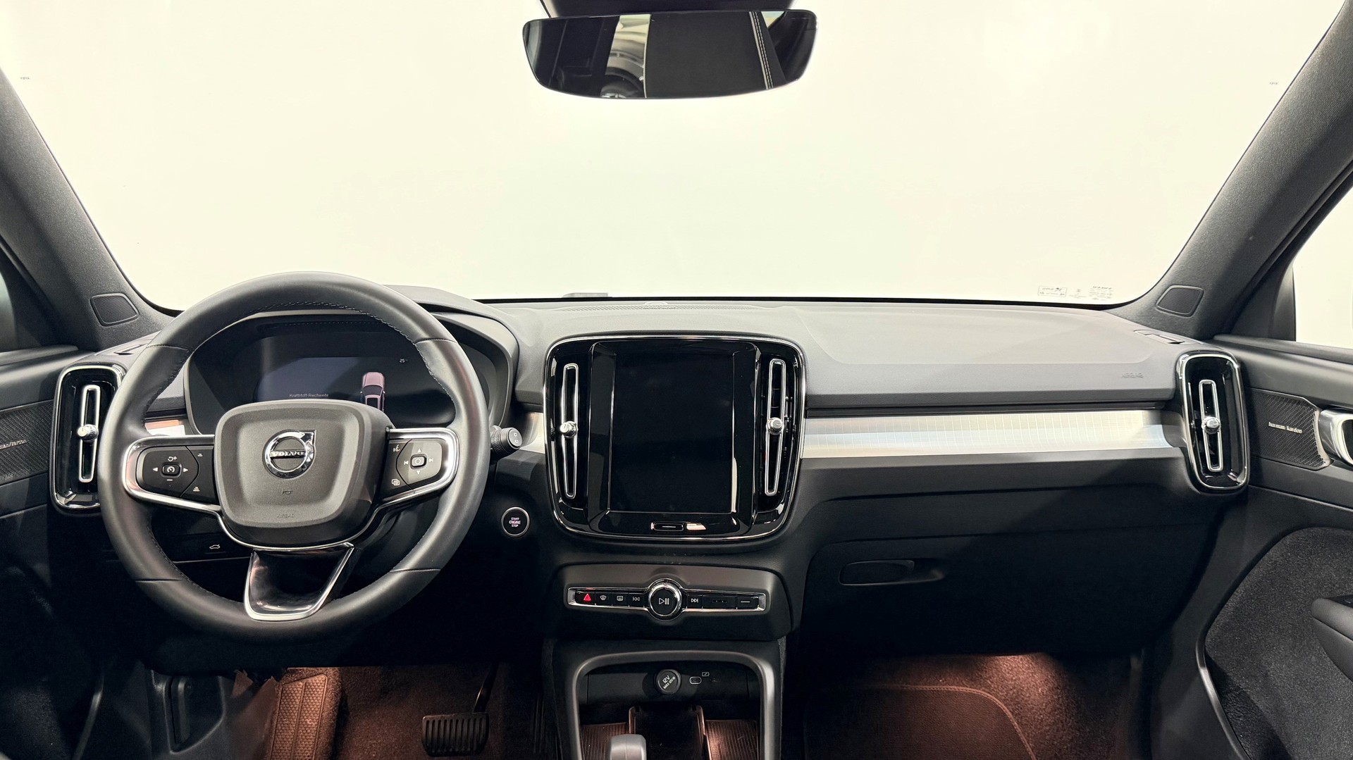 VOLVO XC40 2.0 B3 MH Plus Dark-image-5