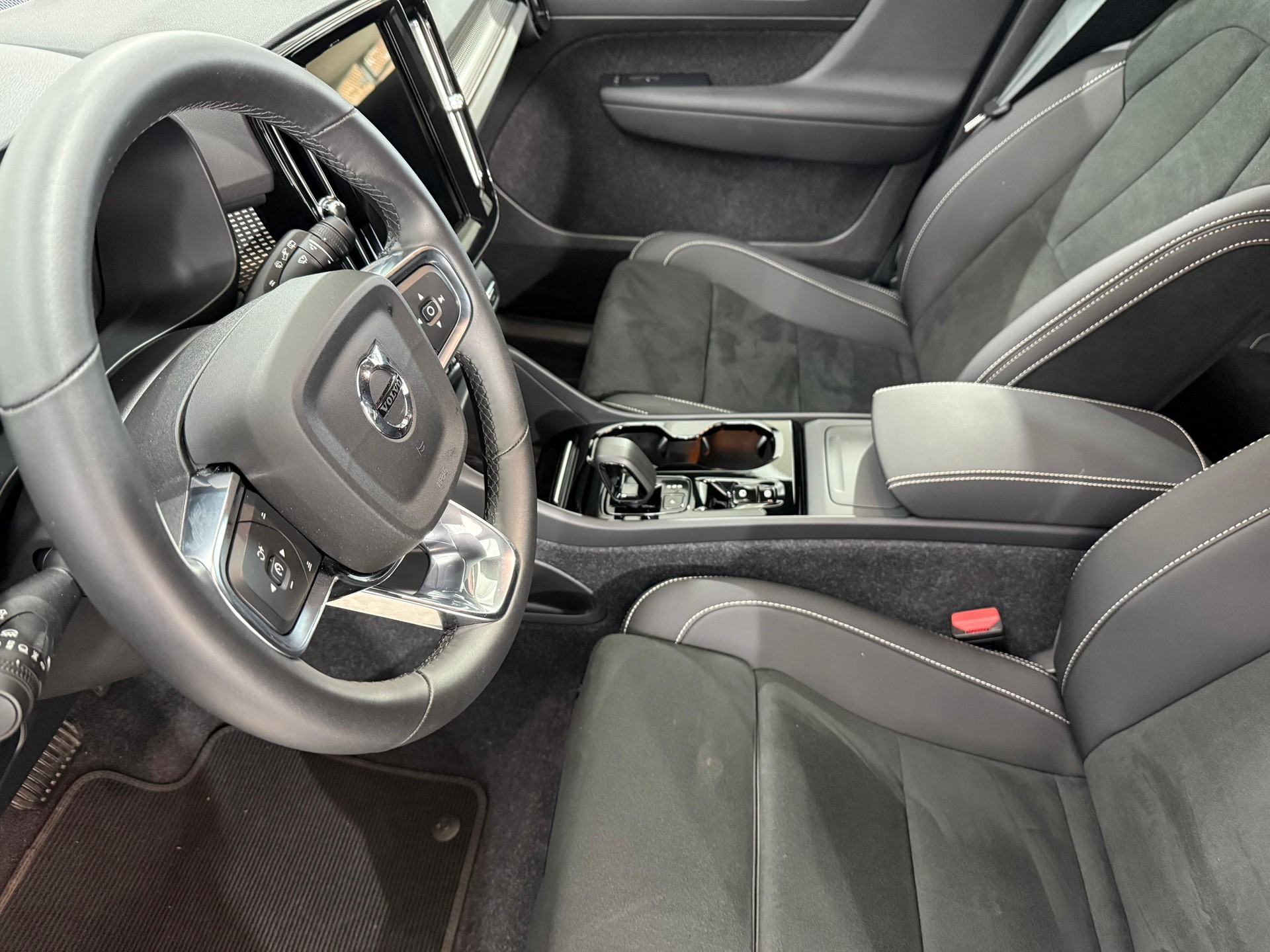 VOLVO XC40 2.0 B3 MH Plus Dark-image-4