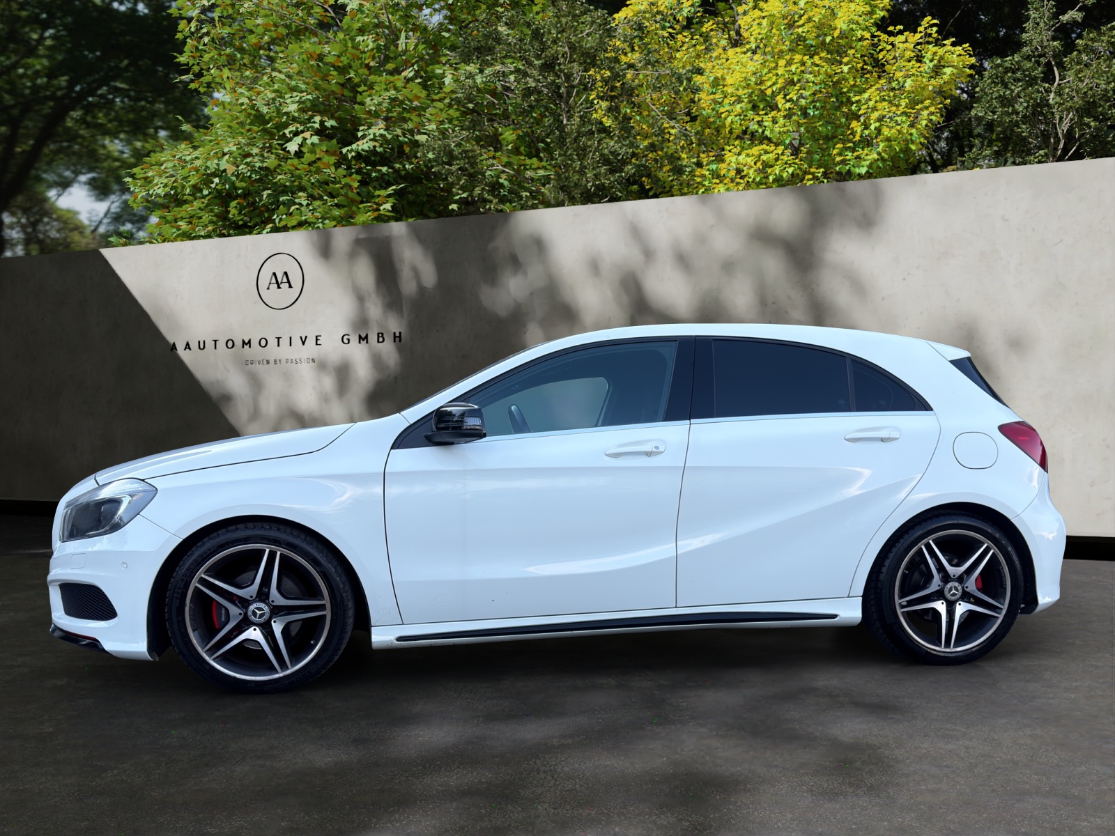 MERCEDES-BENZ A180 AMG Line-showroom-element-3