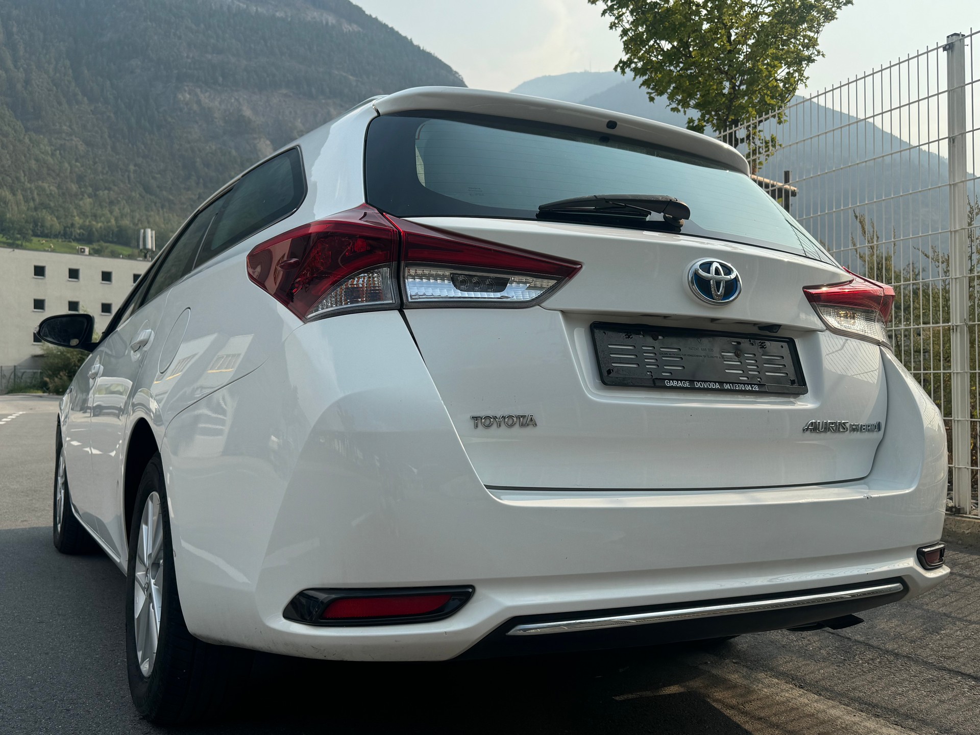 TOYOTA Auris Touring Sports 1.8 HSD Sol e-CVT-image-4