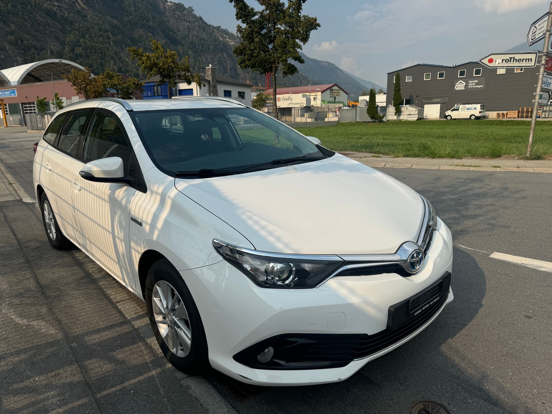 TOYOTA Auris Touring Sports 1.8 HSD Sol e-CVT-image-2