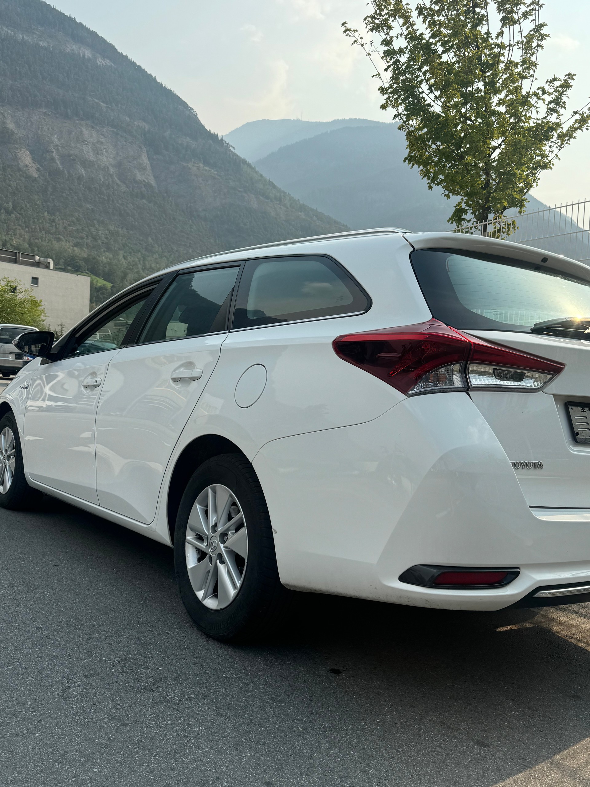 TOYOTA Auris Touring Sports 1.8 HSD Sol e-CVT-image-6