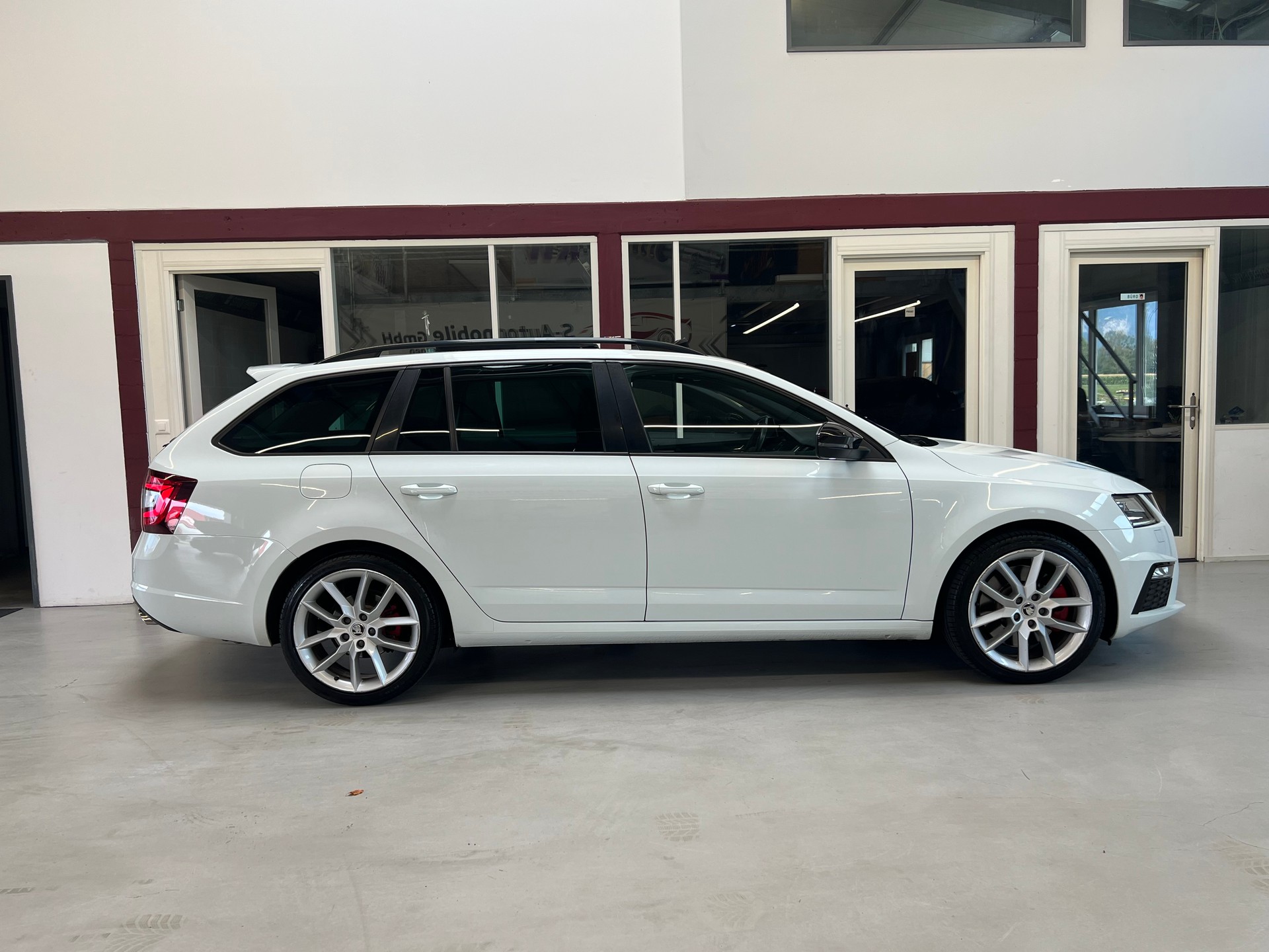 SKODA Octavia Combi 2.0 TSI RS DSG-image-8