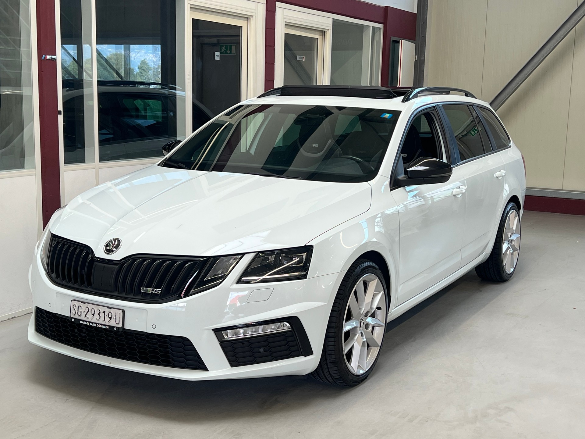 SKODA Octavia Combi 2.0 TSI RS DSG-image-2