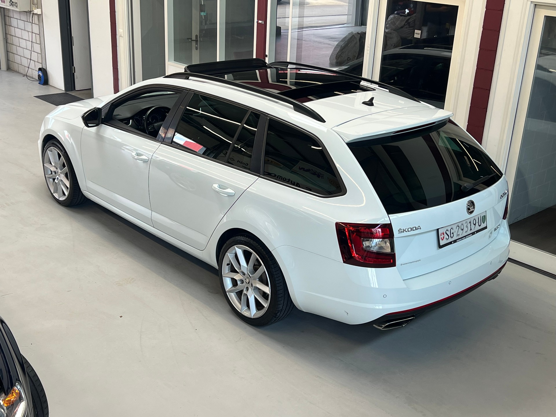 SKODA Octavia Combi 2.0 TSI RS DSG-image-4